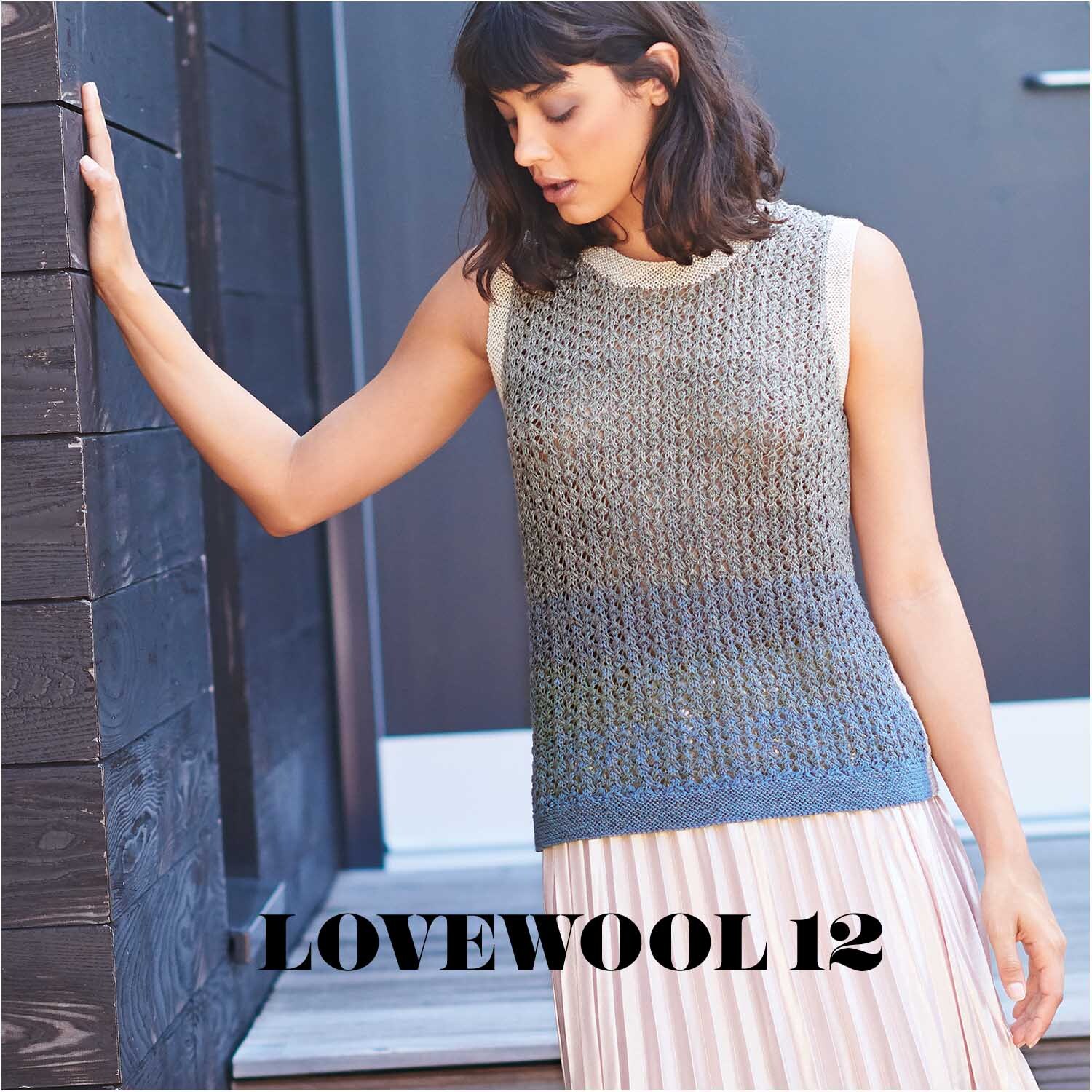 Creative Cotton Dégradé Lucky 8: Frau trägt gestricktes Oberteil in Creme-Grau von Rico Design, stehend vor Holzwand.