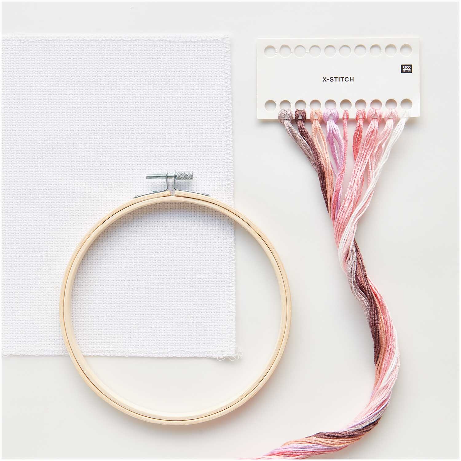 Stickpackung Kirschblüten Bild Ø 15cm mit Stickrahmen, Garn in Rosa- und Brauntönen von Rico Design. Ideal für kreative Handarbeiten.