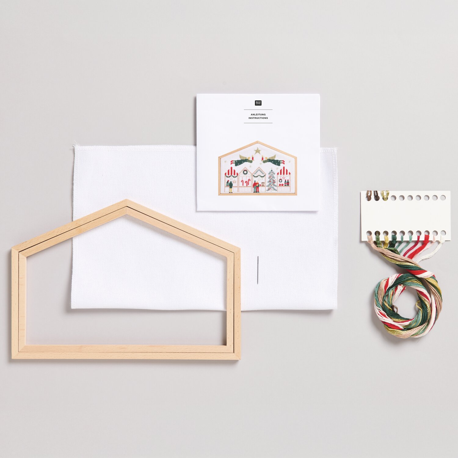 Stickpackung Weihnachtsmarkt: Set mit Holzrahmen, Stickgarn und Anleitung, ideal für kreative Projekte.