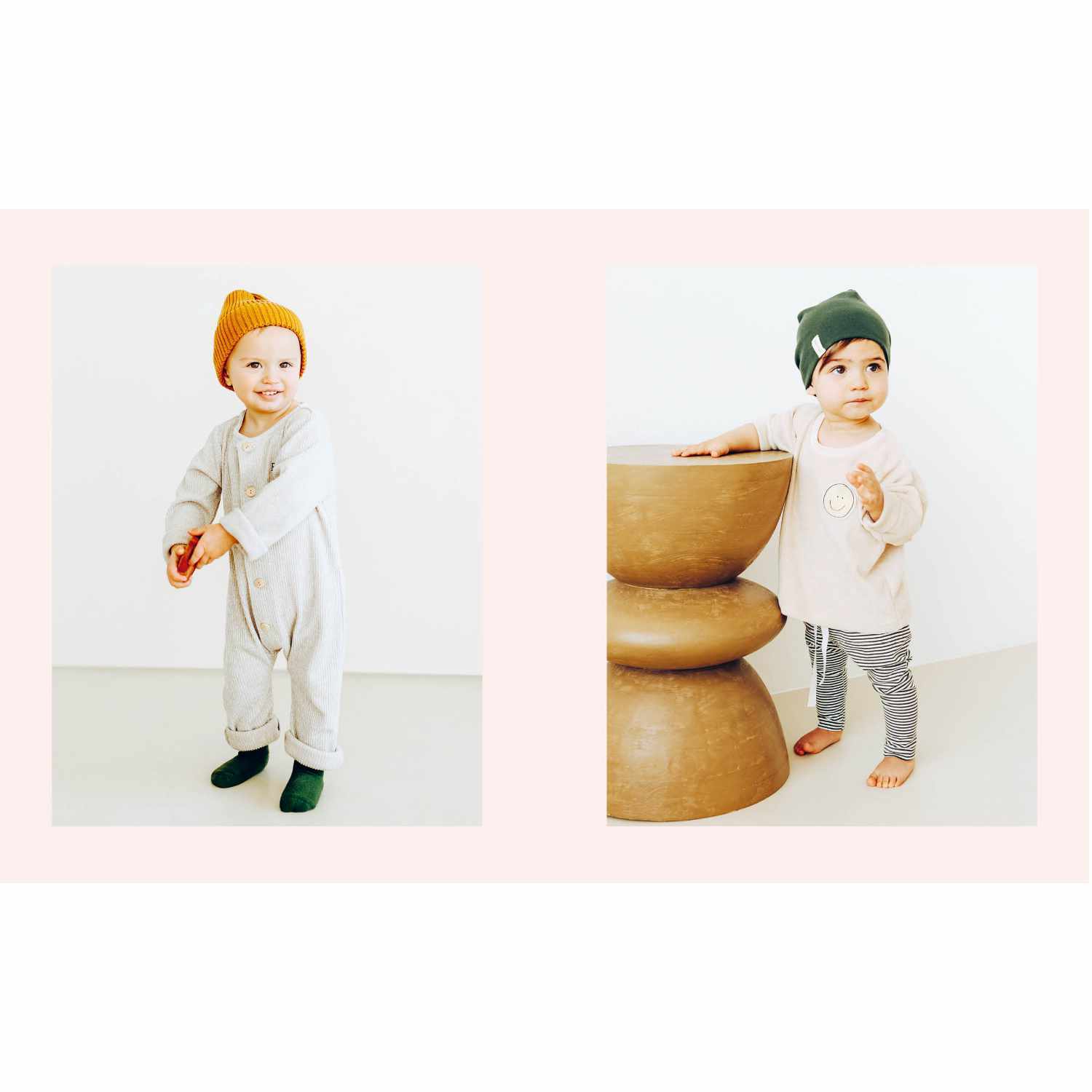 HEJLENKI - Nähen für Babys und Kleinkinder: Zwei Kleinkinder in bequemer Kleidung, eines mit gelber Mütze, das andere mit grüner Mütze, posieren fröhlich.
