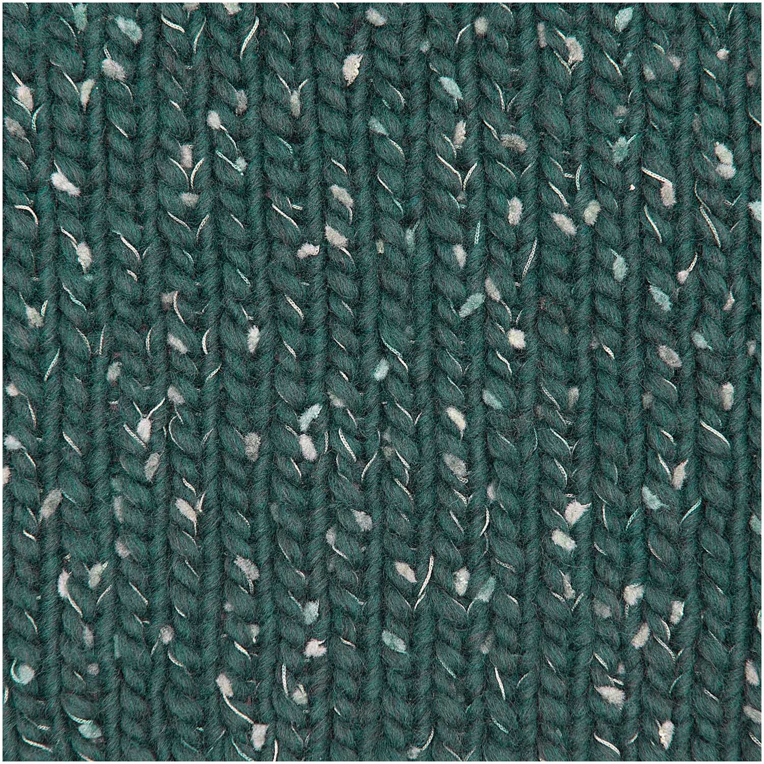 Creative Jazz Up: Nahaufnahme von gestricktem Garn in Efeu-Grün, 25g 285m, von Rico Design.