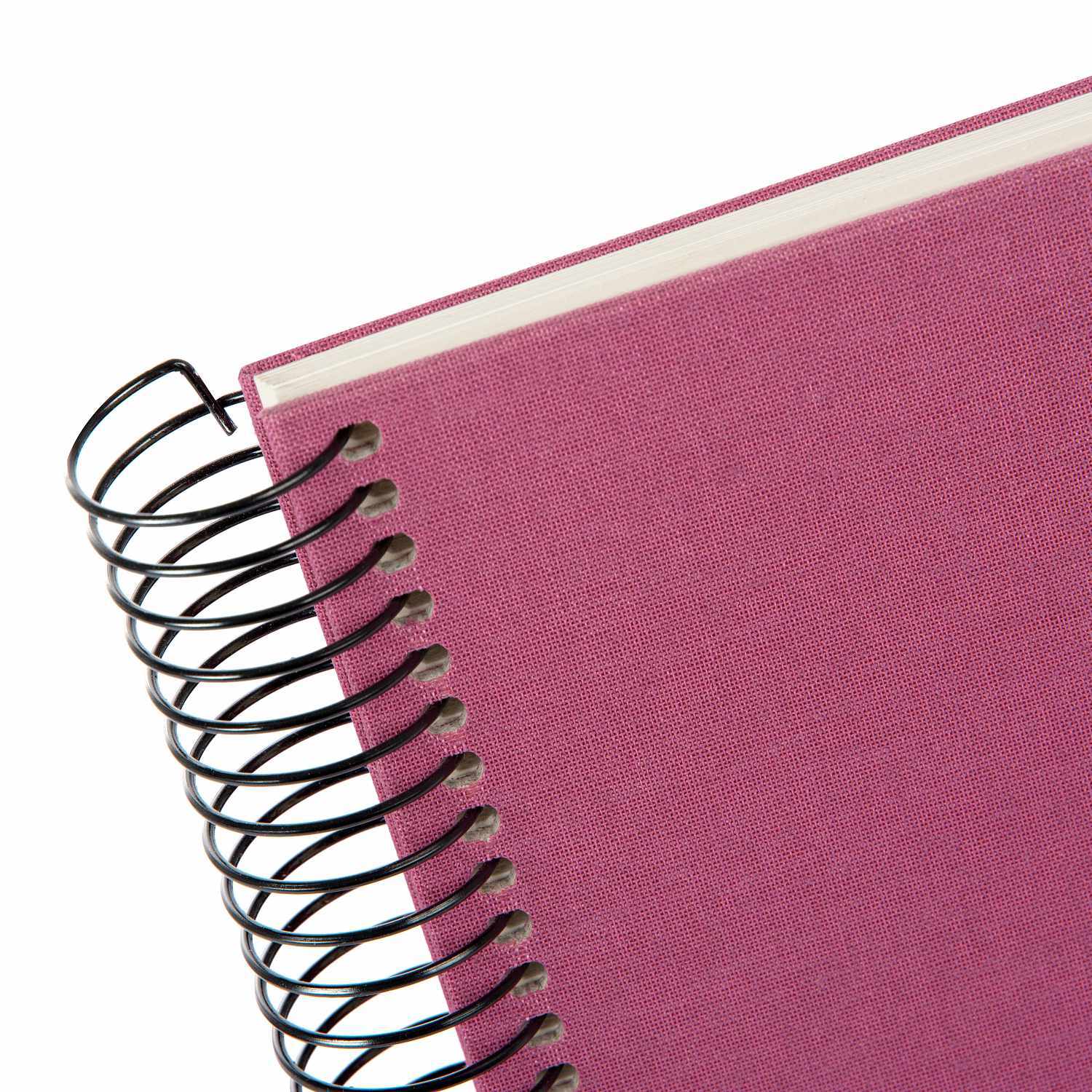 Spiralalbum 24x17cm Leinen mit 40 weißen Seiten in Fuchsia von goldbuch, Nahaufnahme der Spiralbindung.