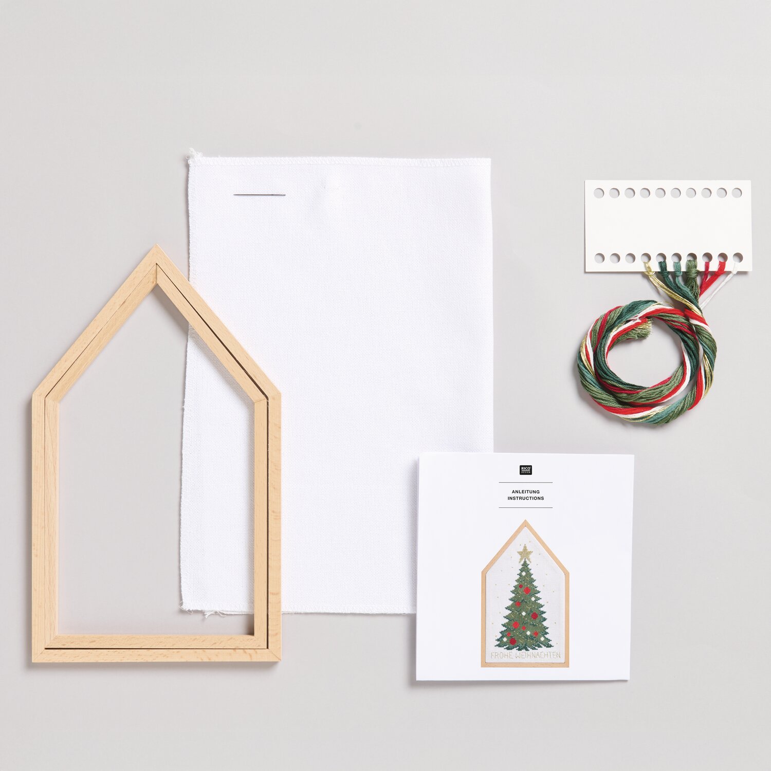 Stickpackung Weihnachtsbaum, 16x27cm. Set mit Holzrahmen, Stoff, Garn in Rot-Grün und Anleitung. Ideal für festliche Dekorationen.