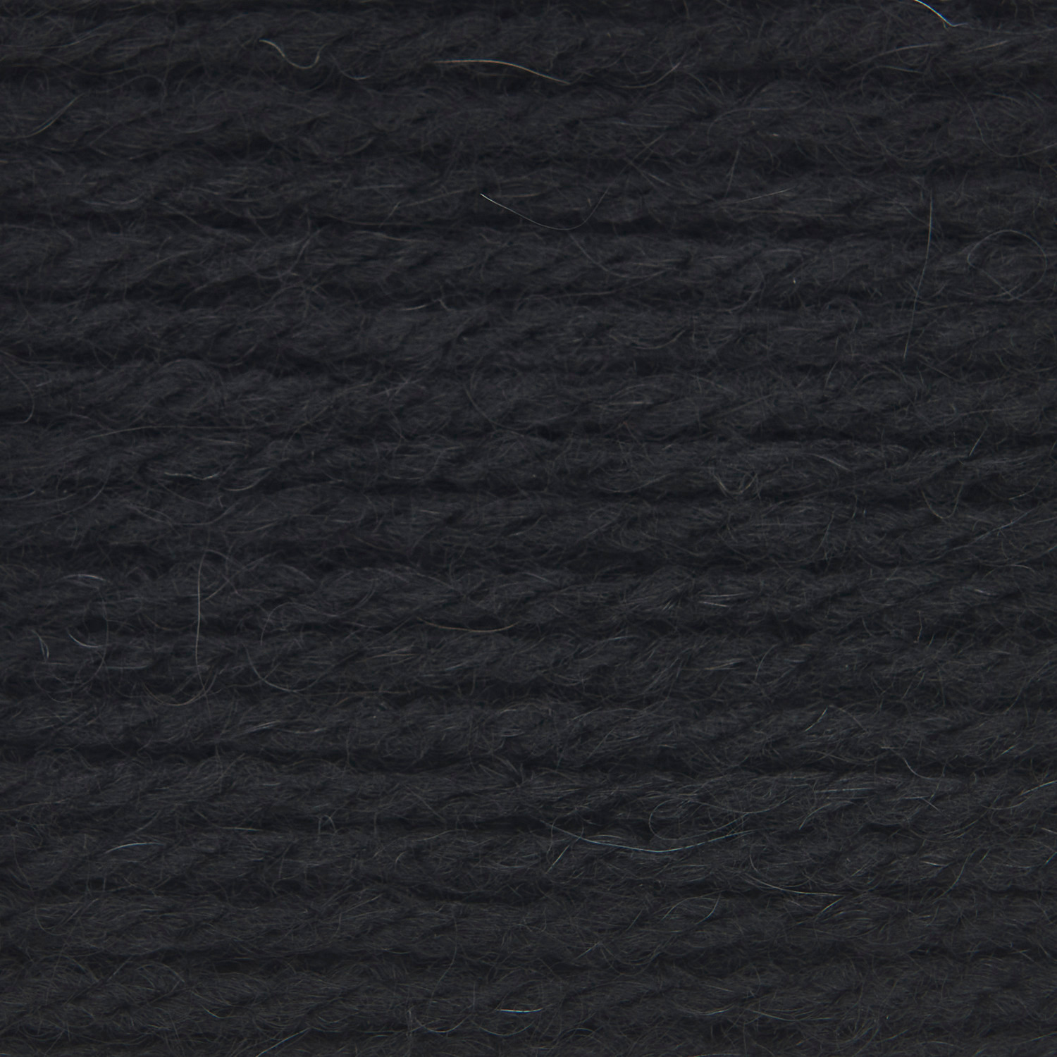 Soft Alpaca von Rico Design in tiefem Schwarz, 50g Knäuel mit 125m Länge, zeigt weiche, dichte Fasern.