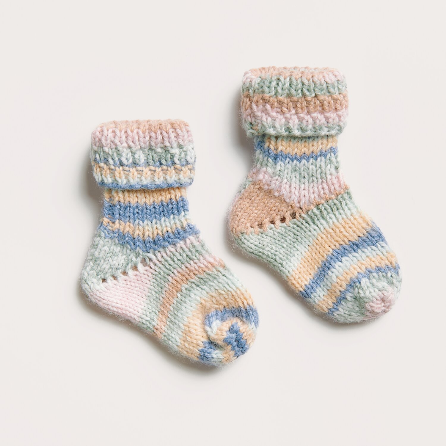 Strickset Socken Modell 20 aus Baby 042, pastellfarbene Babysocken aus Rico Baby Dream dk A Luxury Touch.