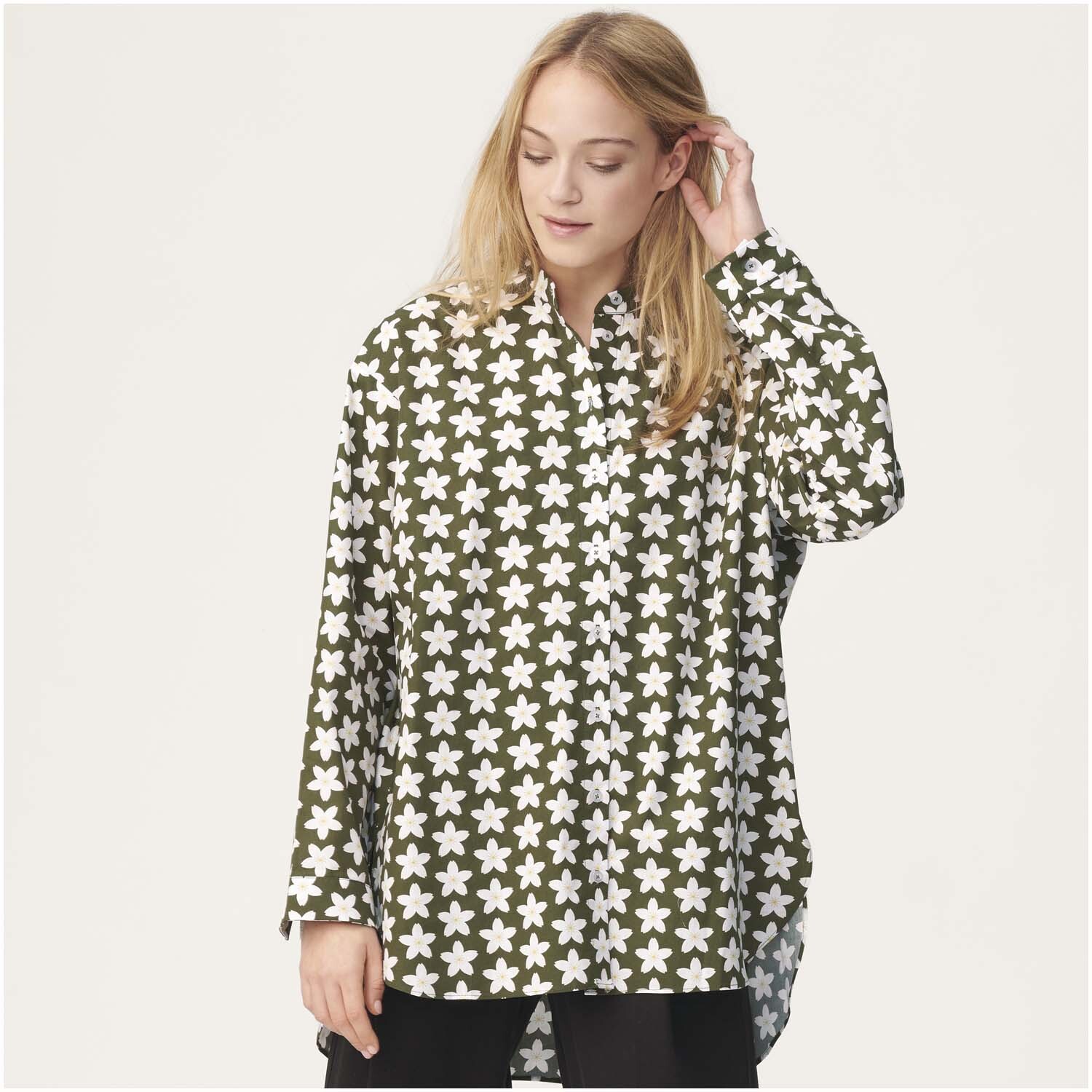 Meterware Baumwoll-Popelin oliv Kirschblüten: Frau trägt olivgrünes Hemd mit weißen Kirschblüten von Rico Design.