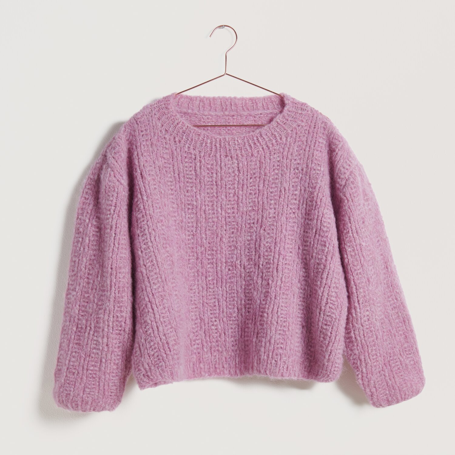 Strickset Pullover Modell 21: Flauschiger, lila Pullover mit Rundhalsausschnitt, ideal für kühle Tage.