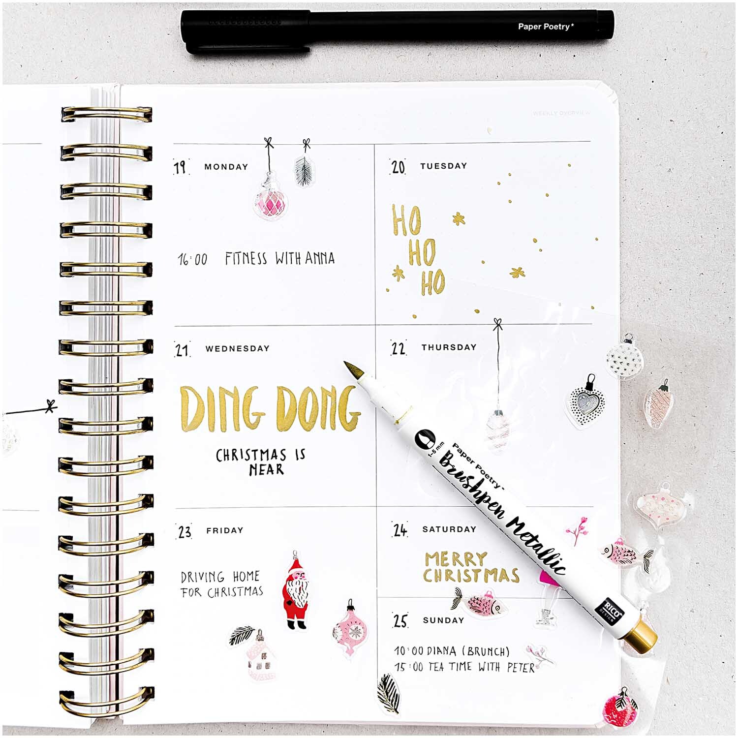 Paper Poetry Gelsticker Nostalgic Christmas pastell: Ein geöffneter Kalender mit weihnachtlichen Stickern und einem Stift von Rico Design.