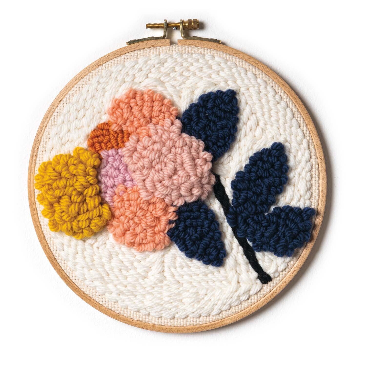 Punch Needle Packung Bild Blume zeigt eine bunte Blumenstickerei in einem runden Stickrahmen von Rico Design.