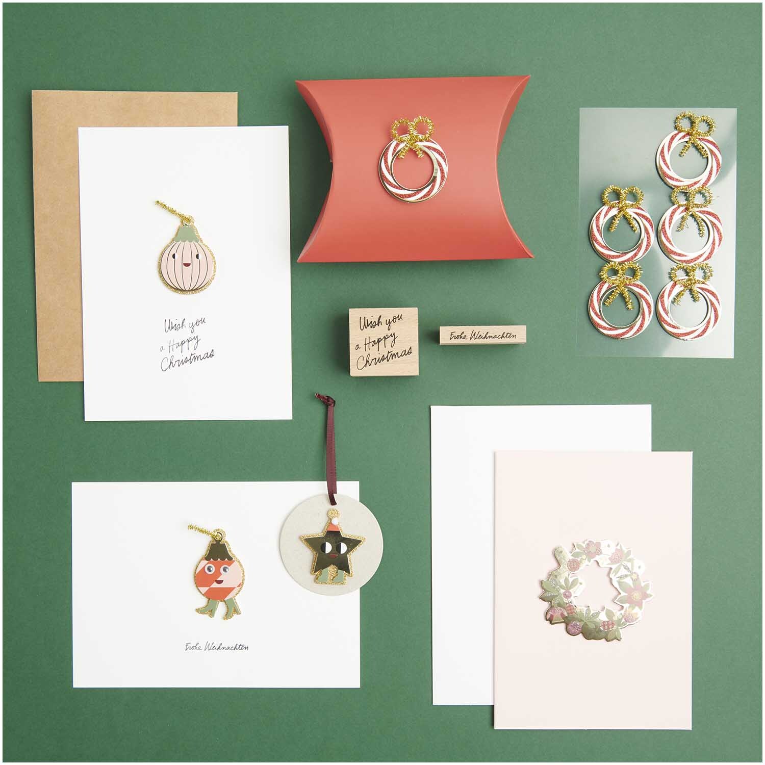 Paper Poetry 3D-Sticker Baumkugeln 7 Stück auf grünem Hintergrund mit Weihnachtskarten und Geschenkschachtel.