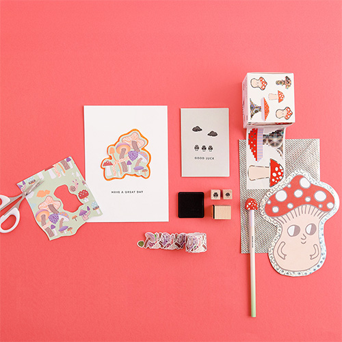 Zwei gestaltete Karten mit Pilz Motivpapier und Stempel, sowie Pilz Sticker und ein Bleistift. Produkte aus der Kollektion Shrooom.
