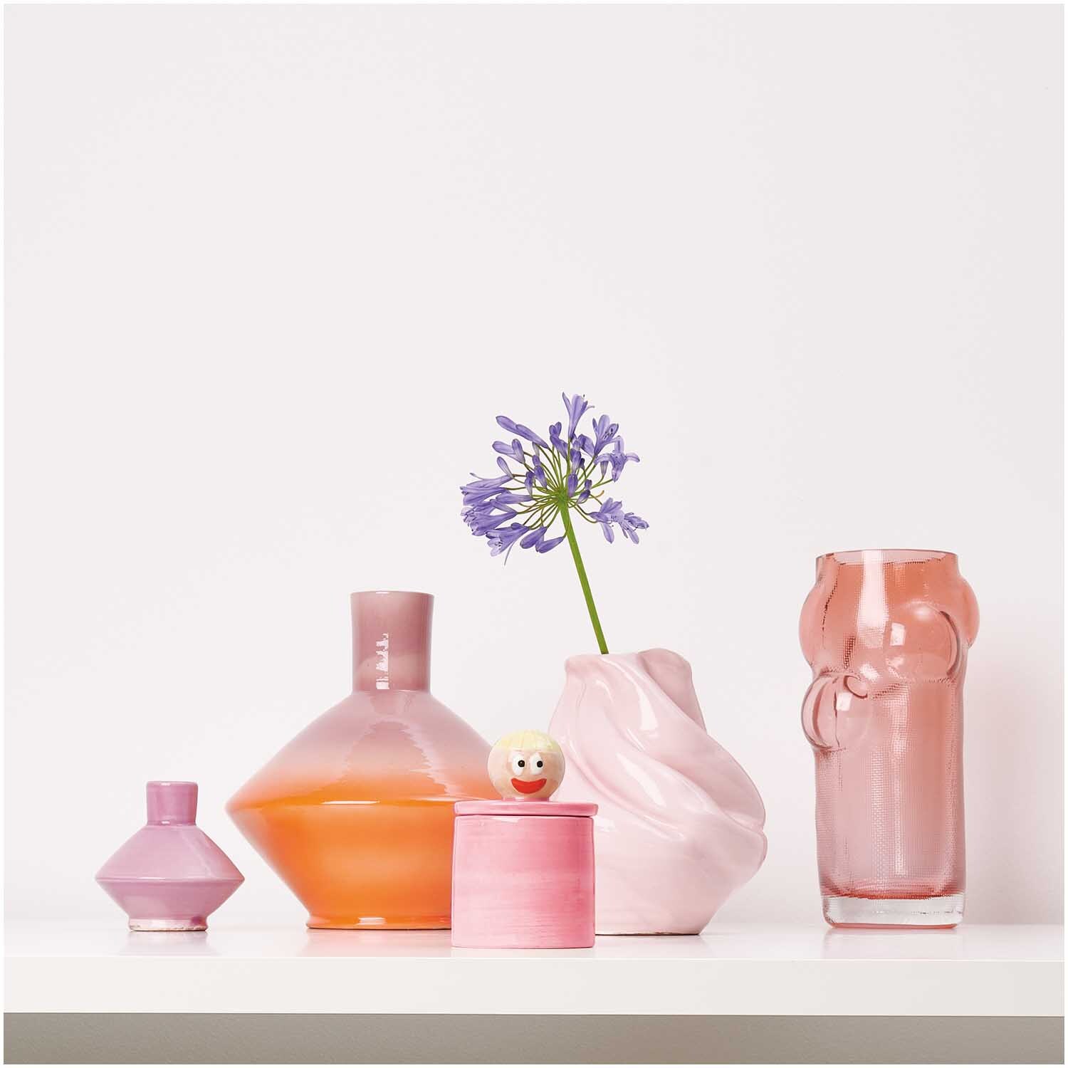 Rico Design x Redfries Keramik Dose Eye Candy in Rosa, umgeben von stilvollen Vasen in Pastelltönen auf einem weißen Regal.