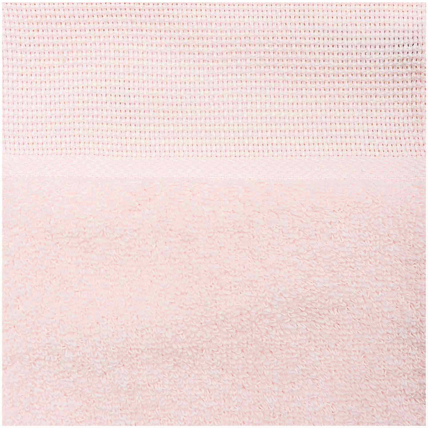 Ärmellätzchen 40x49cm von Rico Design in zartem Rosa, zeigt eine weiche, strukturierte Oberfläche. Ideal für Babys und Kleinkinder.