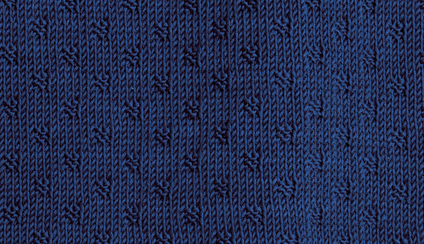 Strickanleitung Top aus Mille Fili: Nahaufnahme eines blauen Strickmusters mit feinen Details.