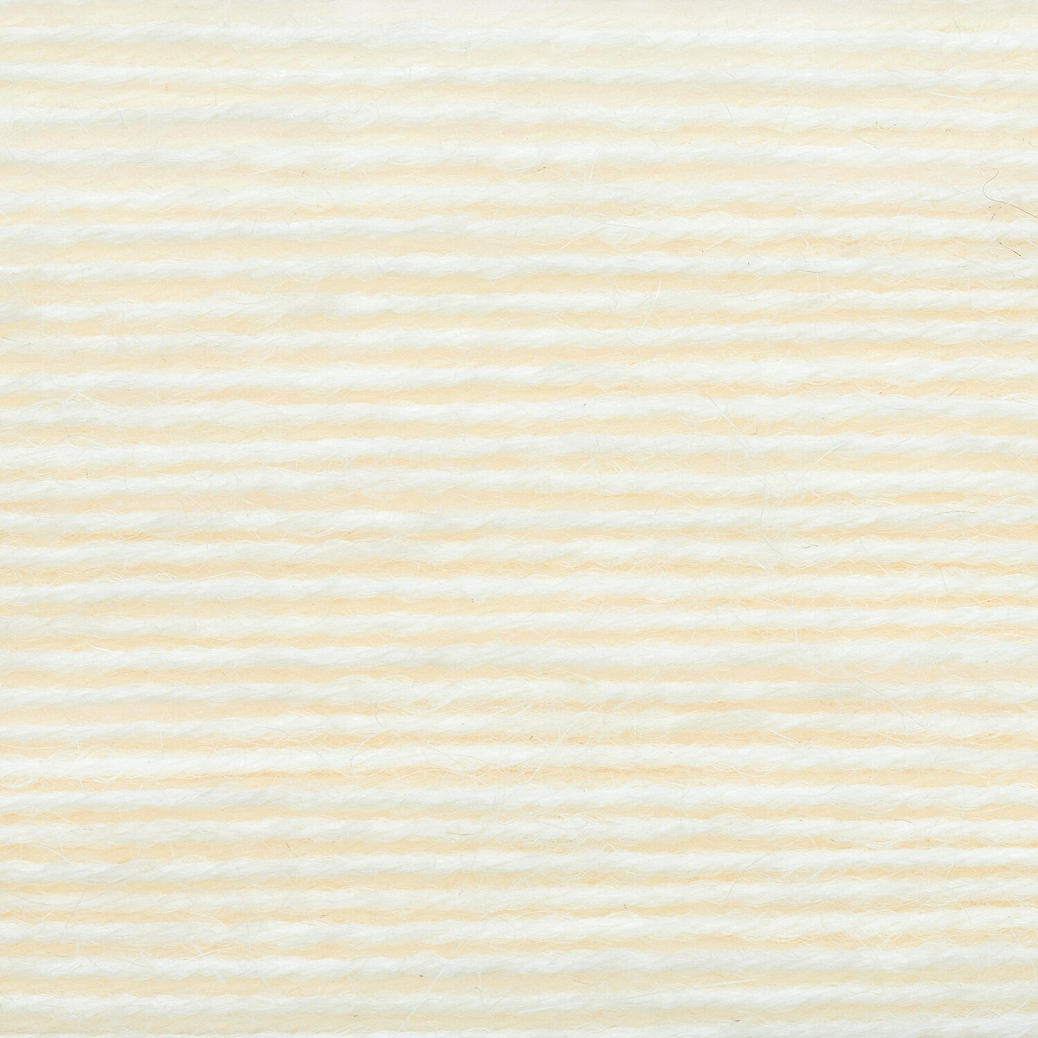 Socks Alpaca Luxury 4-fädig zeigt detailreiche Nahaufnahme weicher Wollstruktur von Rico Design in cremigem Garn, ideal für Sockenprojekte, Knäuelgröße 100g 380m