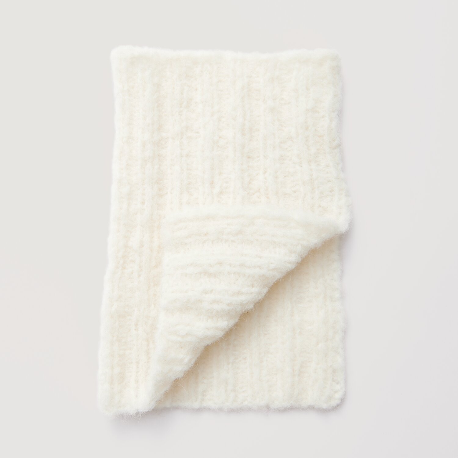 Strickset Kragen Modell 05a: Weicher, cremeweißer Schal mit geripptem Muster, ideal für kalte Tage.