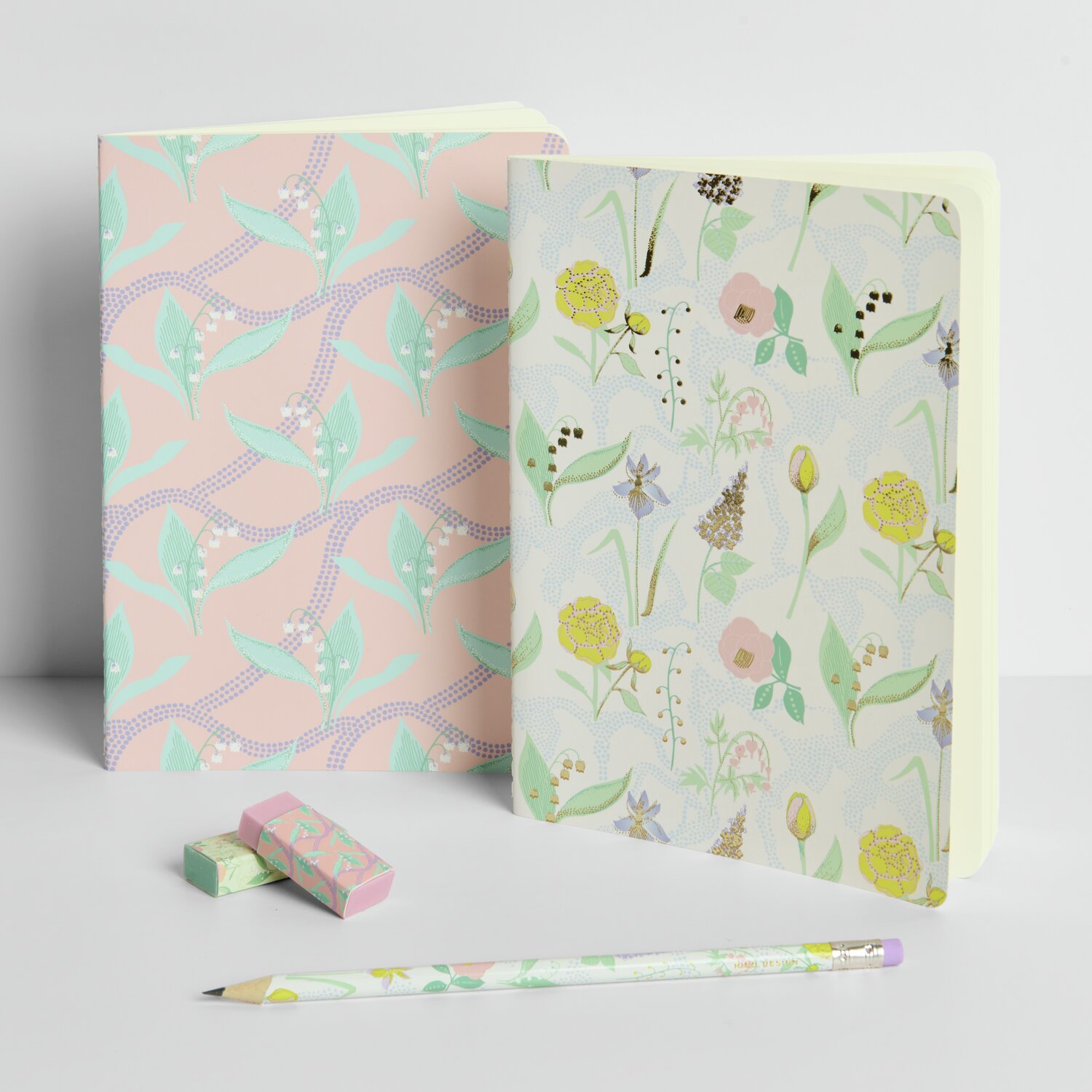 Notizhefte A5 Blumen Weiß/Rosa 2 Stück mit floralen Mustern, ergänzt durch ein Paper Poetry Bleistiftset Sky mit Blumen- und Marble-Design.