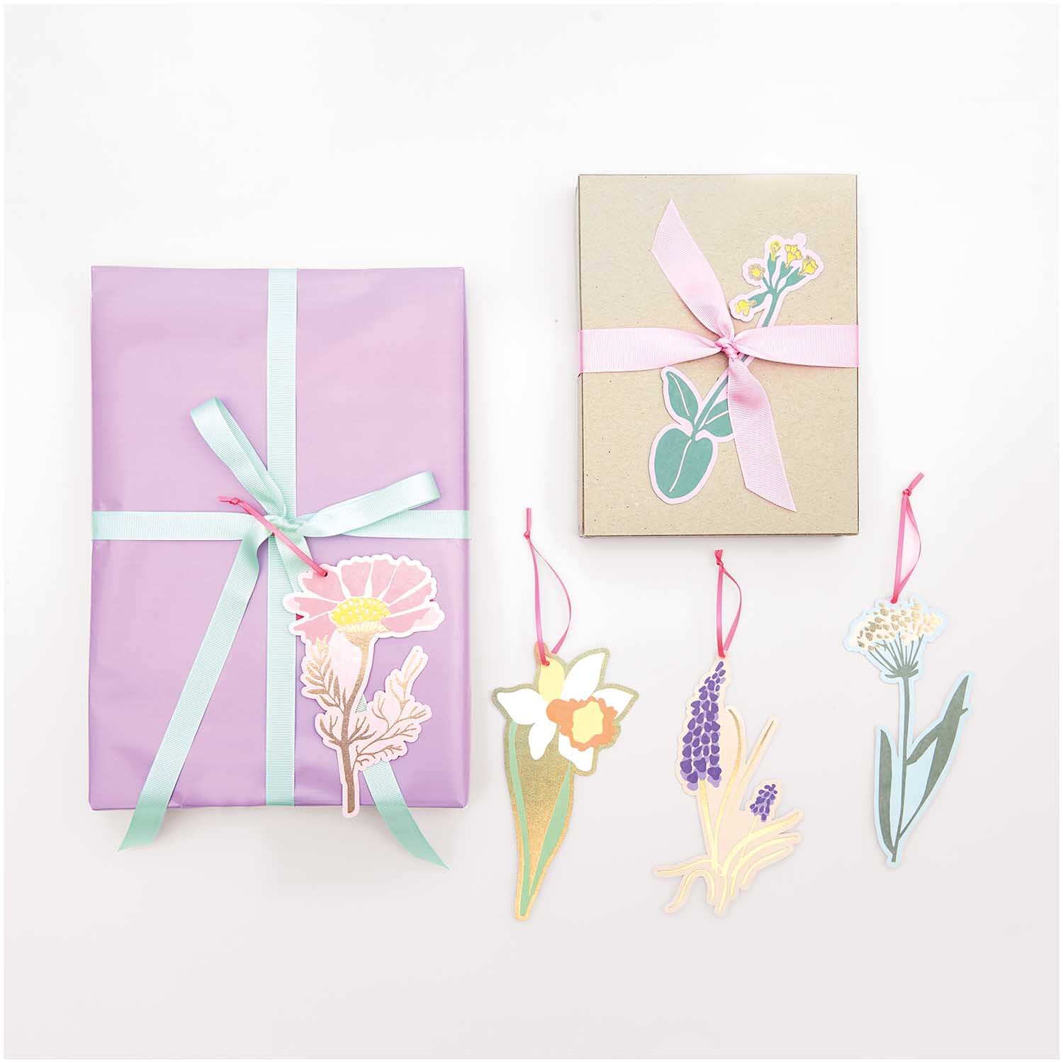 Paper Poetry Geschenkanhänger Futschikato Blumen XL: Zwei Geschenke mit floralen Anhängern in Pastellfarben, ideal für kreative Verpackungen.