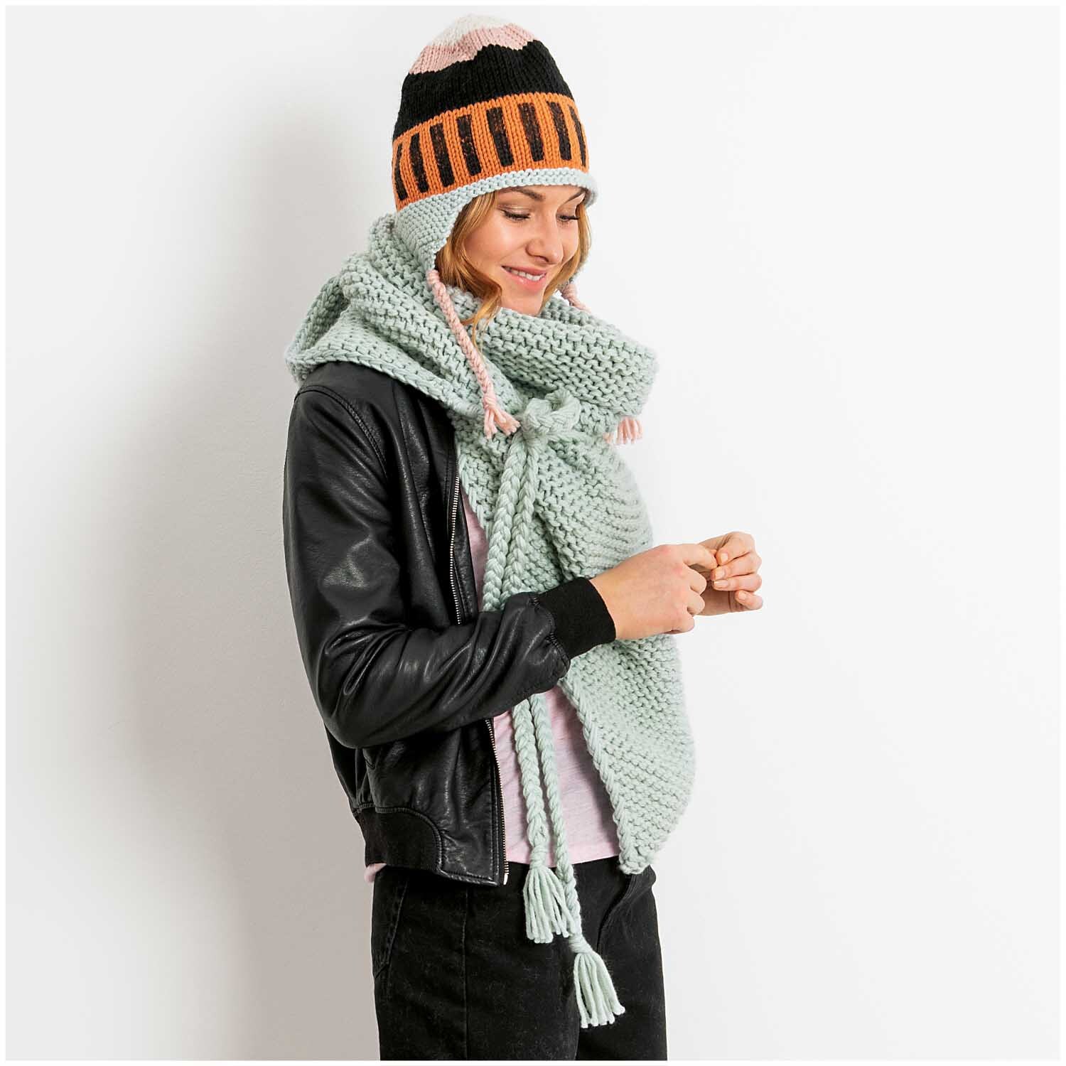 Essentials Mega Wool chunky Schal und Mütze in Mint von Rico Design. Frau trägt gestrickte Accessoires.