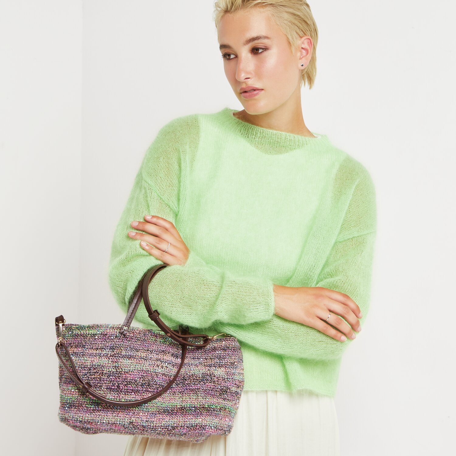 Made by Me No. 20: Frau in pastellgrünem Pullover hält eine bunte Tasche von Rico Design.