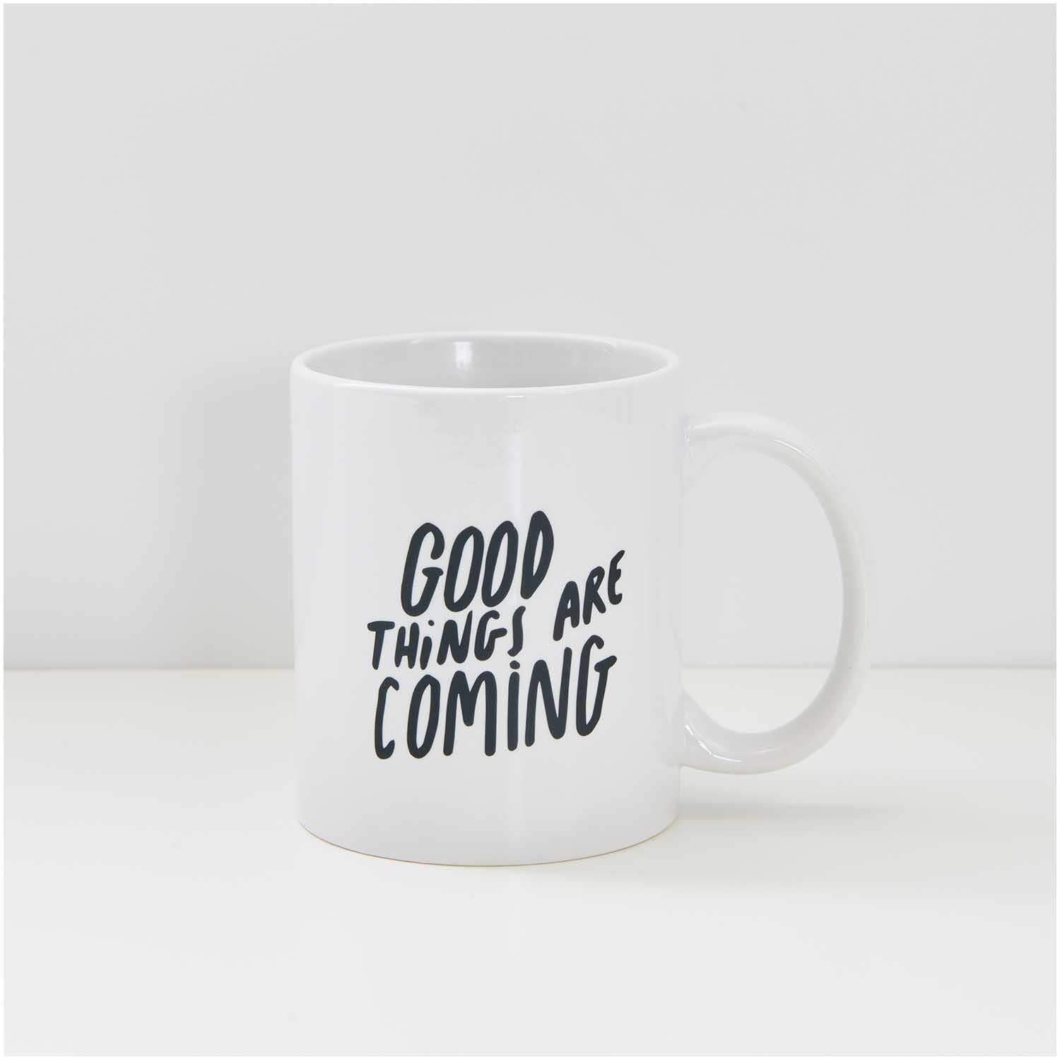 Transfermotiv Good Things are Coming auf weißer Tasse von Rico Design, ideal für positive Botschaften.