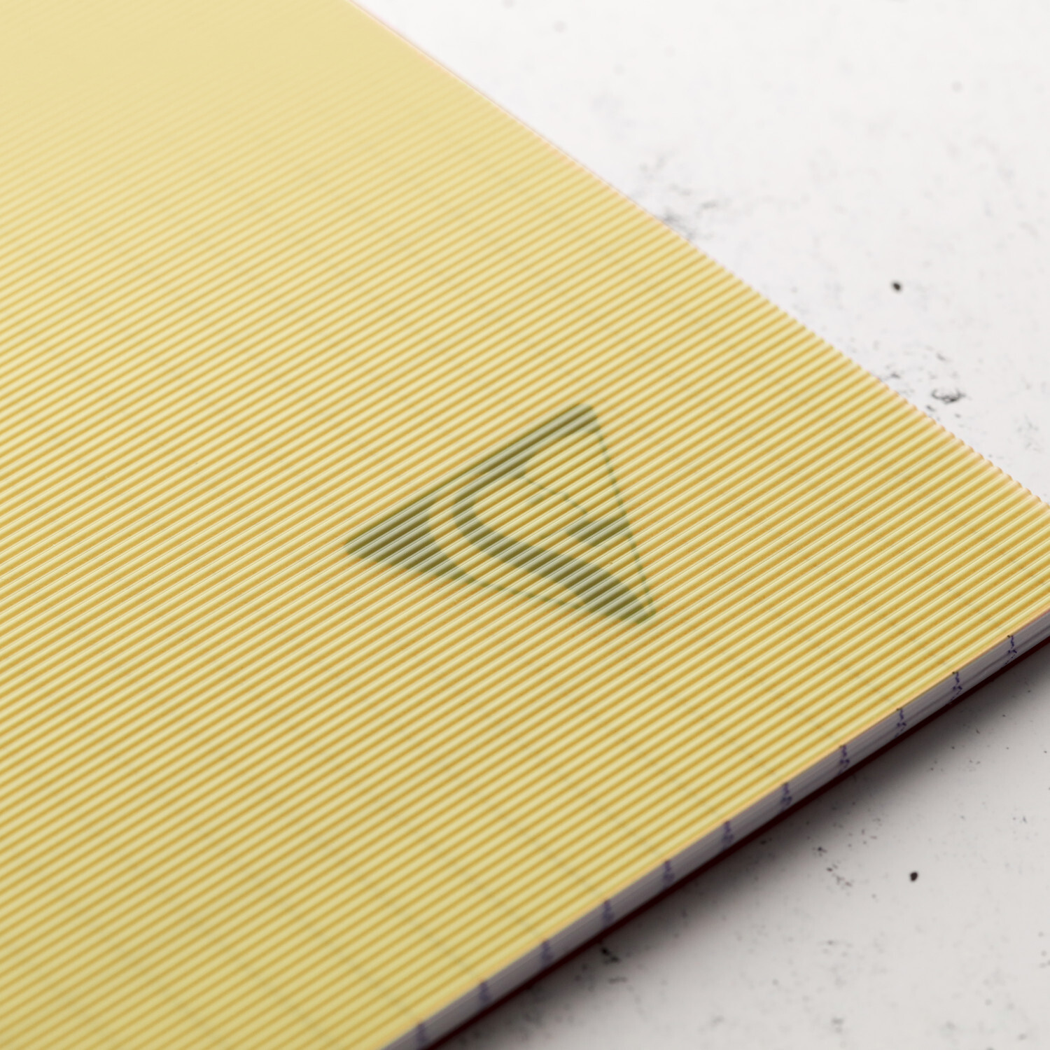 Spiralbuch A5 karriert 90 Blatt mit strohgelbem Cover, Clairefontaine-Logo sichtbar.