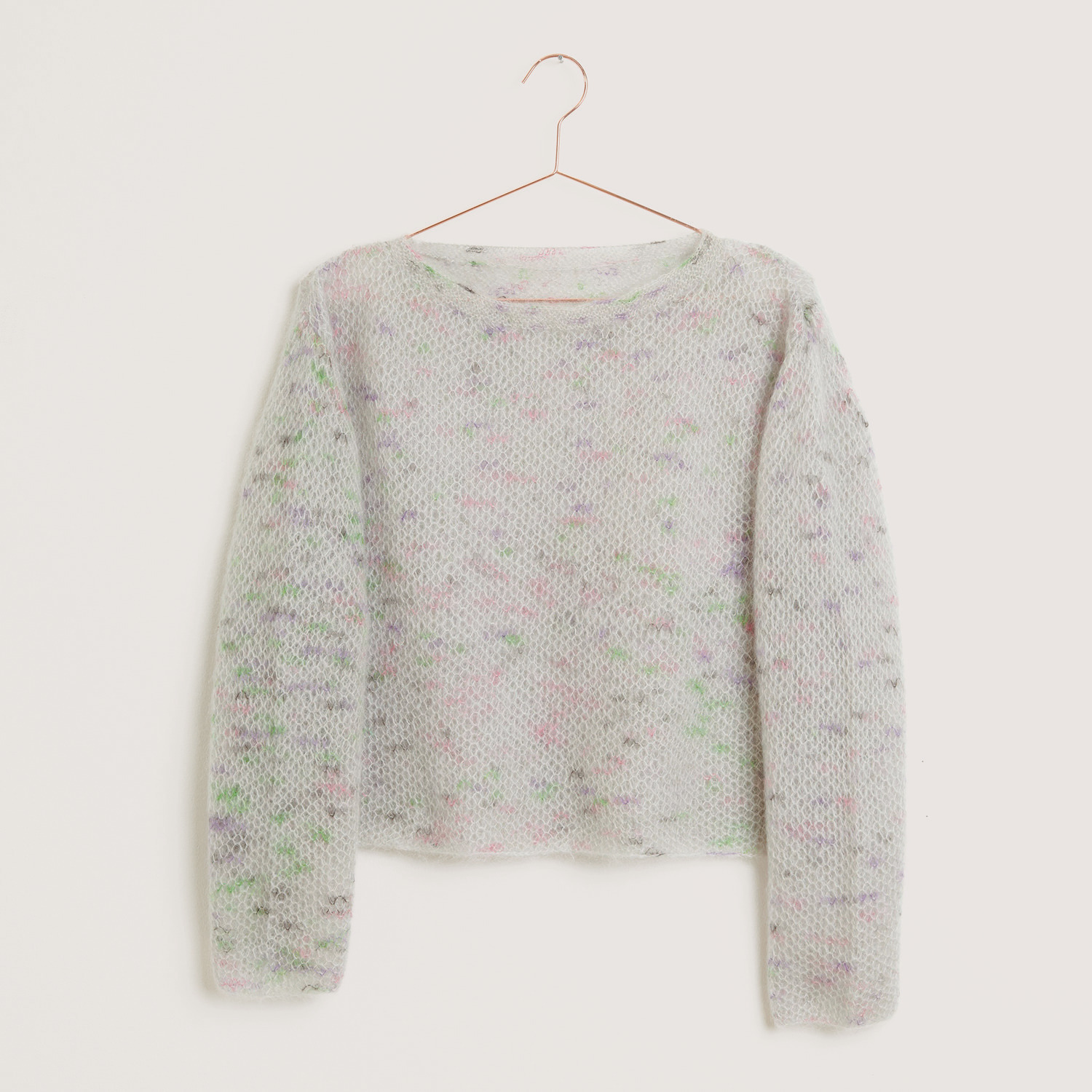 Essentials Super Kid Mohair Loves Silk Cute Confetti Pullover in zarten Pastelltönen, hängend an einem Kleiderbügel vor neutralem Hintergrund.