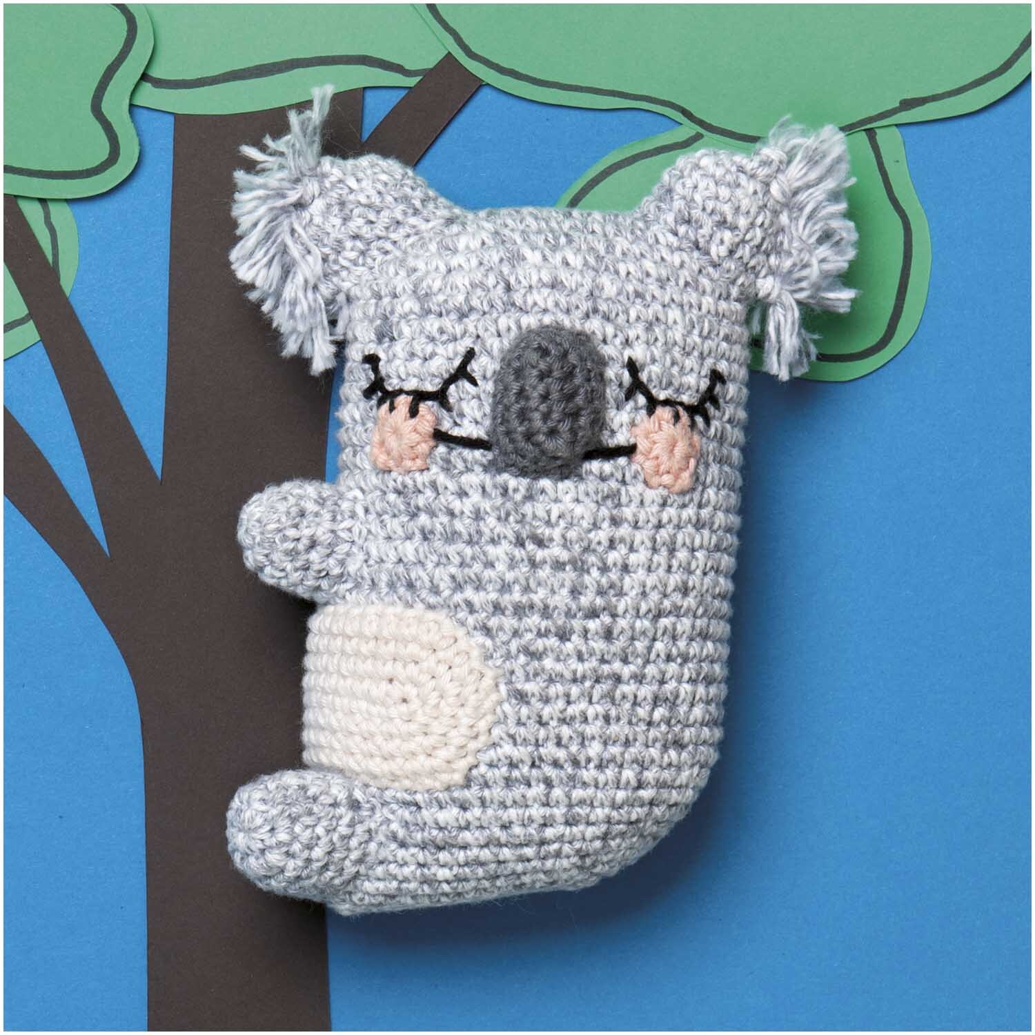 Creative Ricorumi Spray dk Set: Gehäkelter Koala in Baumumarmung, aus mehrfarbigem Garn von Rico Design.