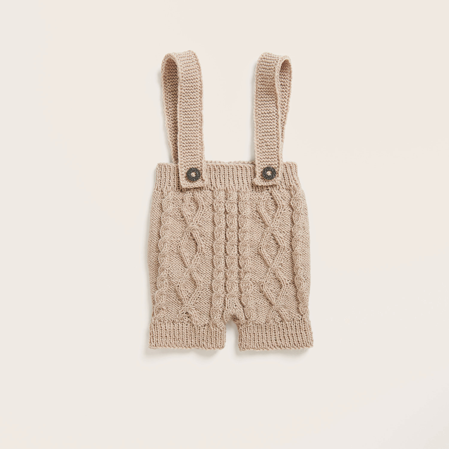 Strickset Babylatzhose Modell 22 aus Trachtenbuch I mog di, gestrickt in Naturton mit Trachtenknöpfen in Hirschhornoptik, von Rico Design.