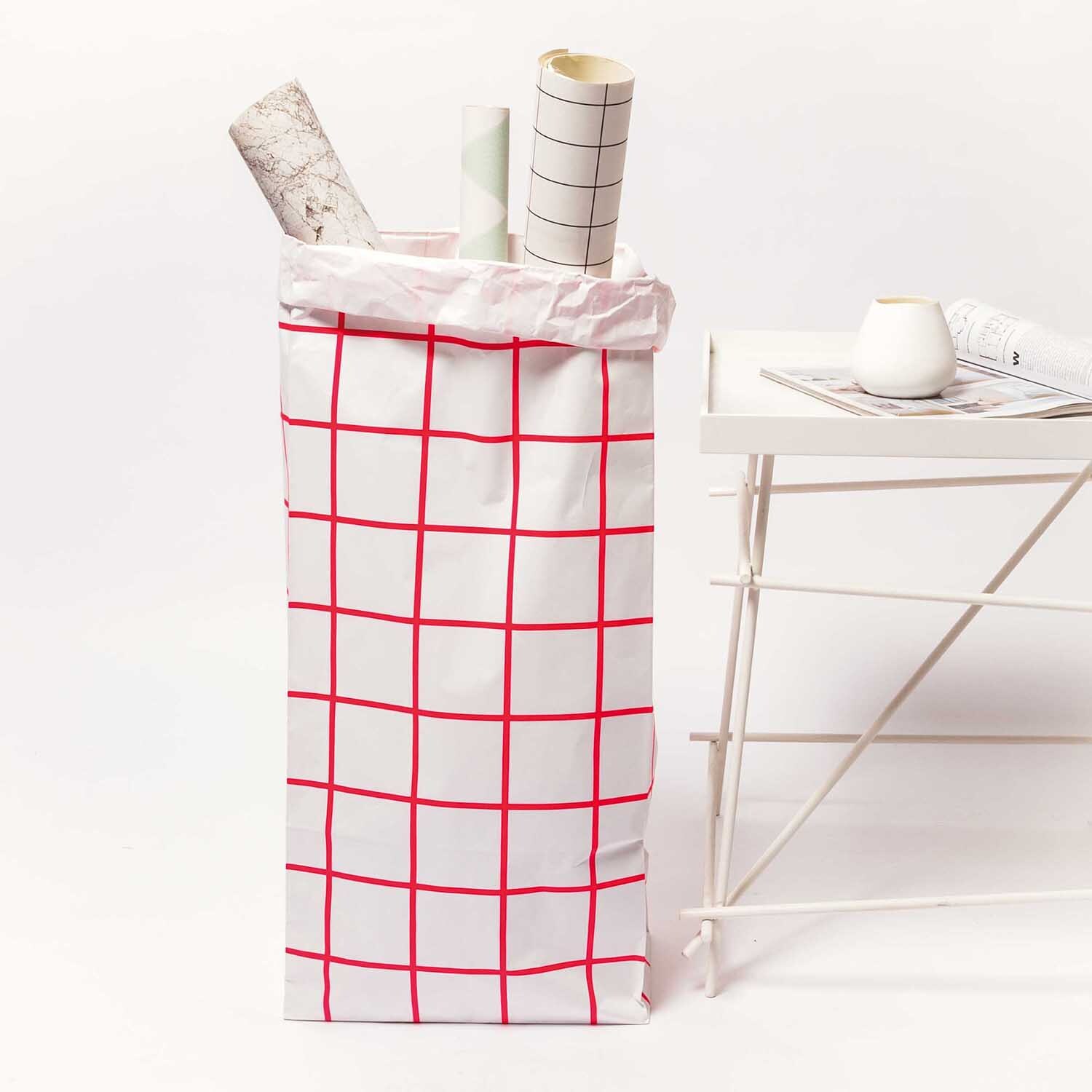 Paper Poetry Maxi-Blockbodenbeutel XL Karo, 76x32x18cm, pink-weiß, neben einem Tisch mit Deko. Ideal für stilvolle Aufbewahrung.