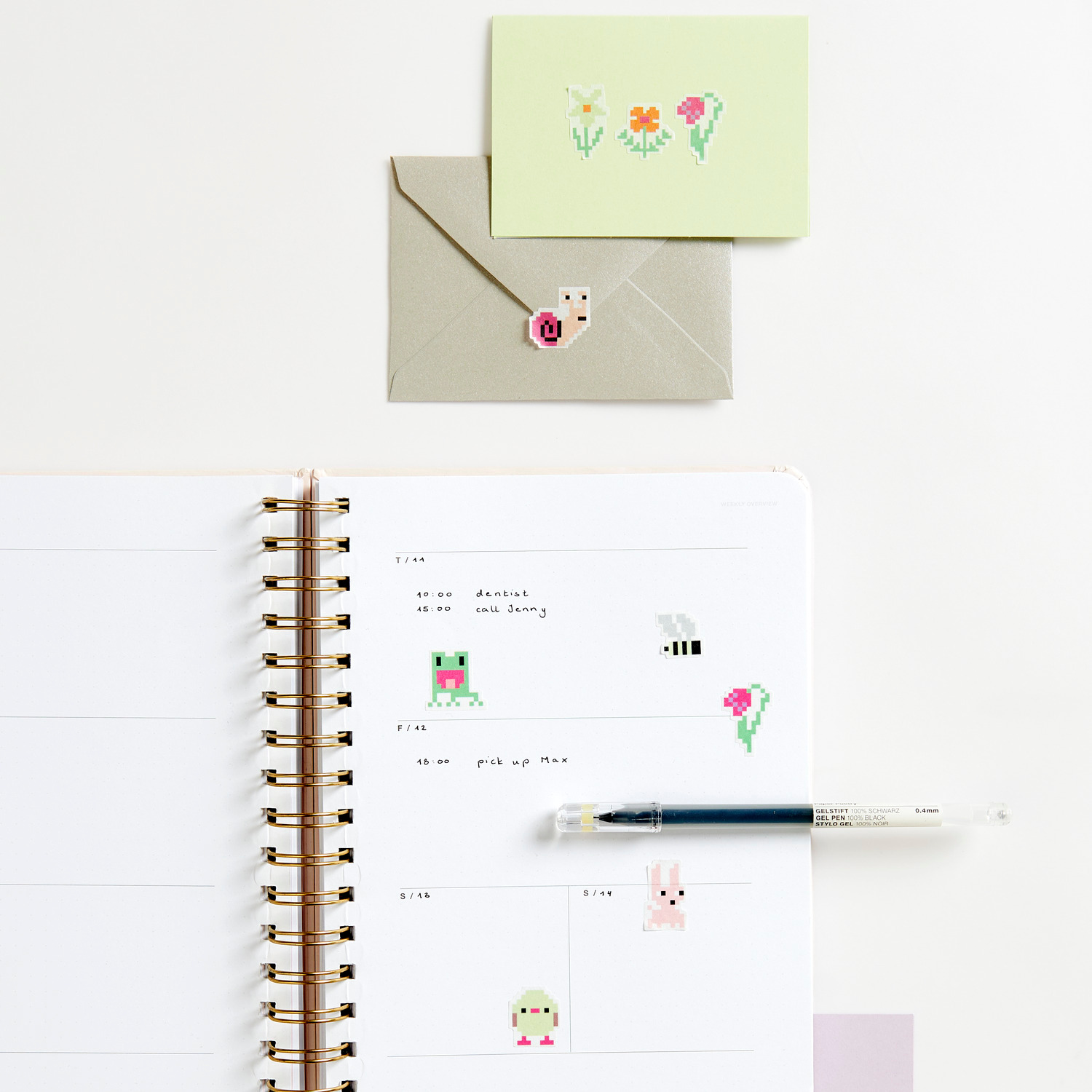 Paper Poetry Washi Sticker Futschikato Pixel: Bunte Sticker auf Notizbuch mit Umschlägen und Stift. Perfekt für kreative Planer.