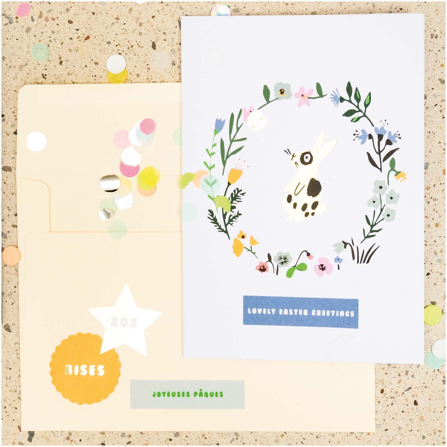 Paper Poetry Grußkartenset Bunny Hop Blumenkranz mit Hase zeigt eine Karte mit floralem Kranz und Hase, beige Umschlag, bunte Konfetti.