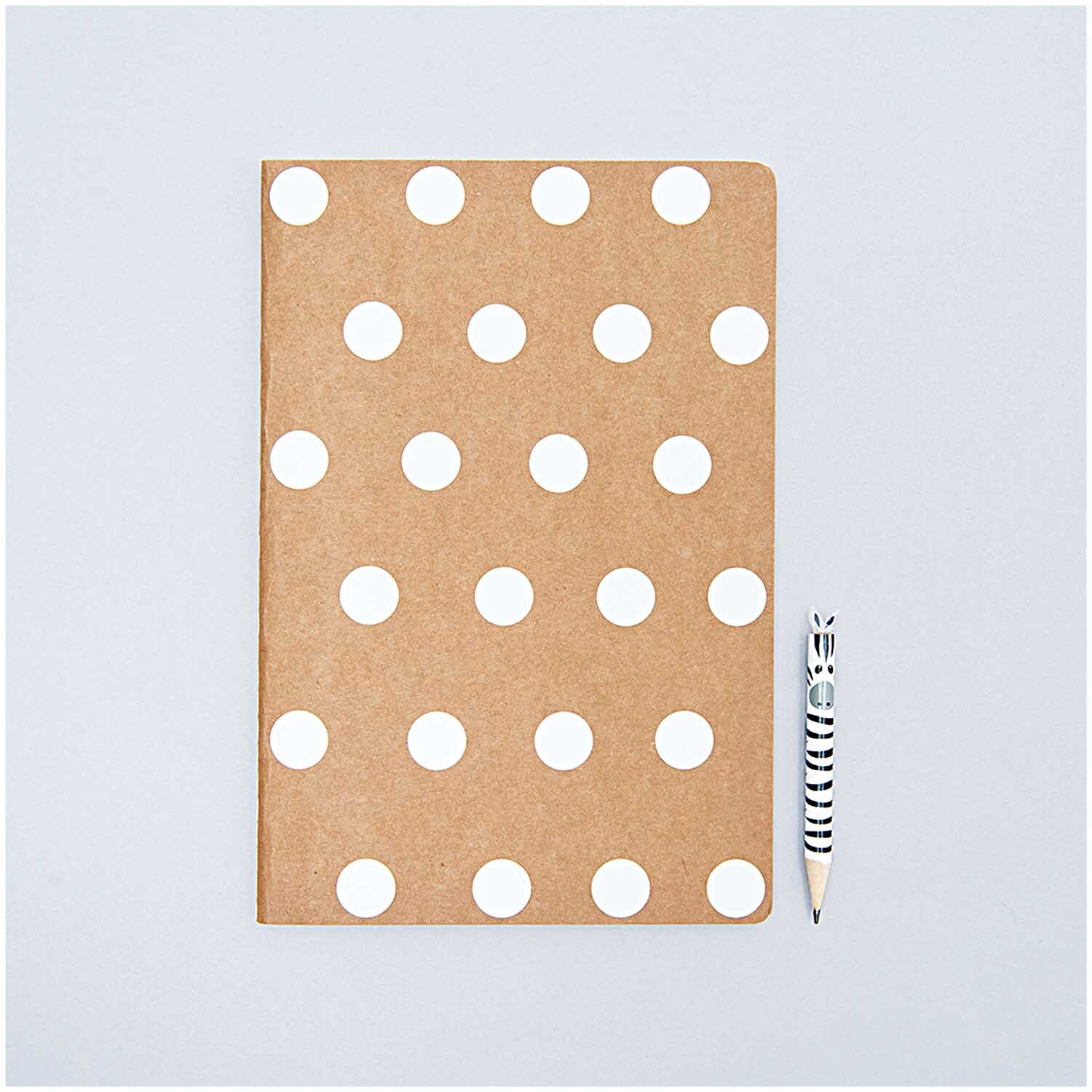 Office Sticker Punkte 8mm 4 Bogen: Notizbuch mit weißen Punkten und Bleistift von Rico Design. Ideal für kreative Projekte.