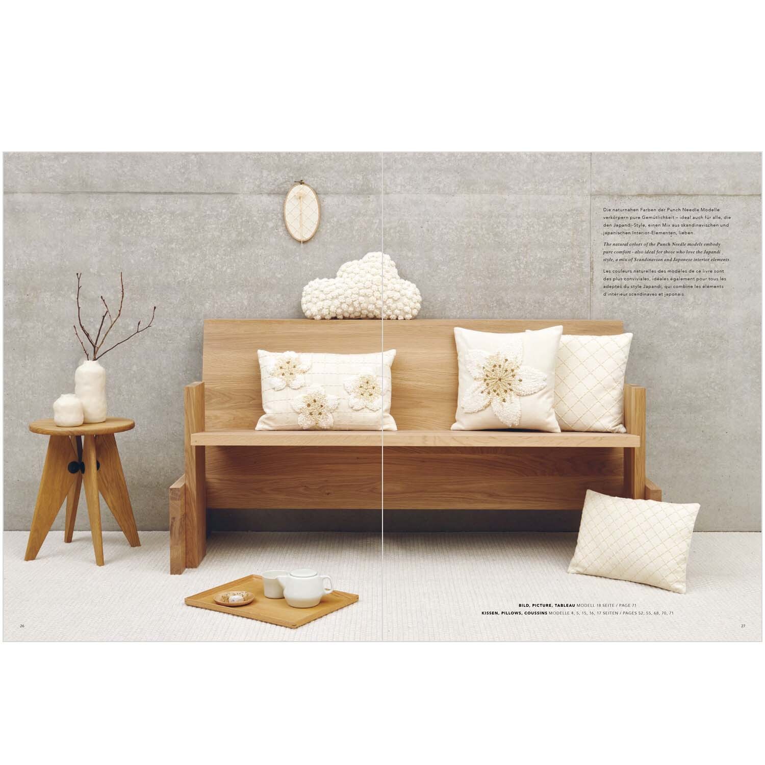 Stickbuch Punch Needle Nr. 5 Sakura Sakura: Minimalistisches Wohnzimmer mit Holzbank, dekoriert mit bestickten Kissen und Naturtönen.