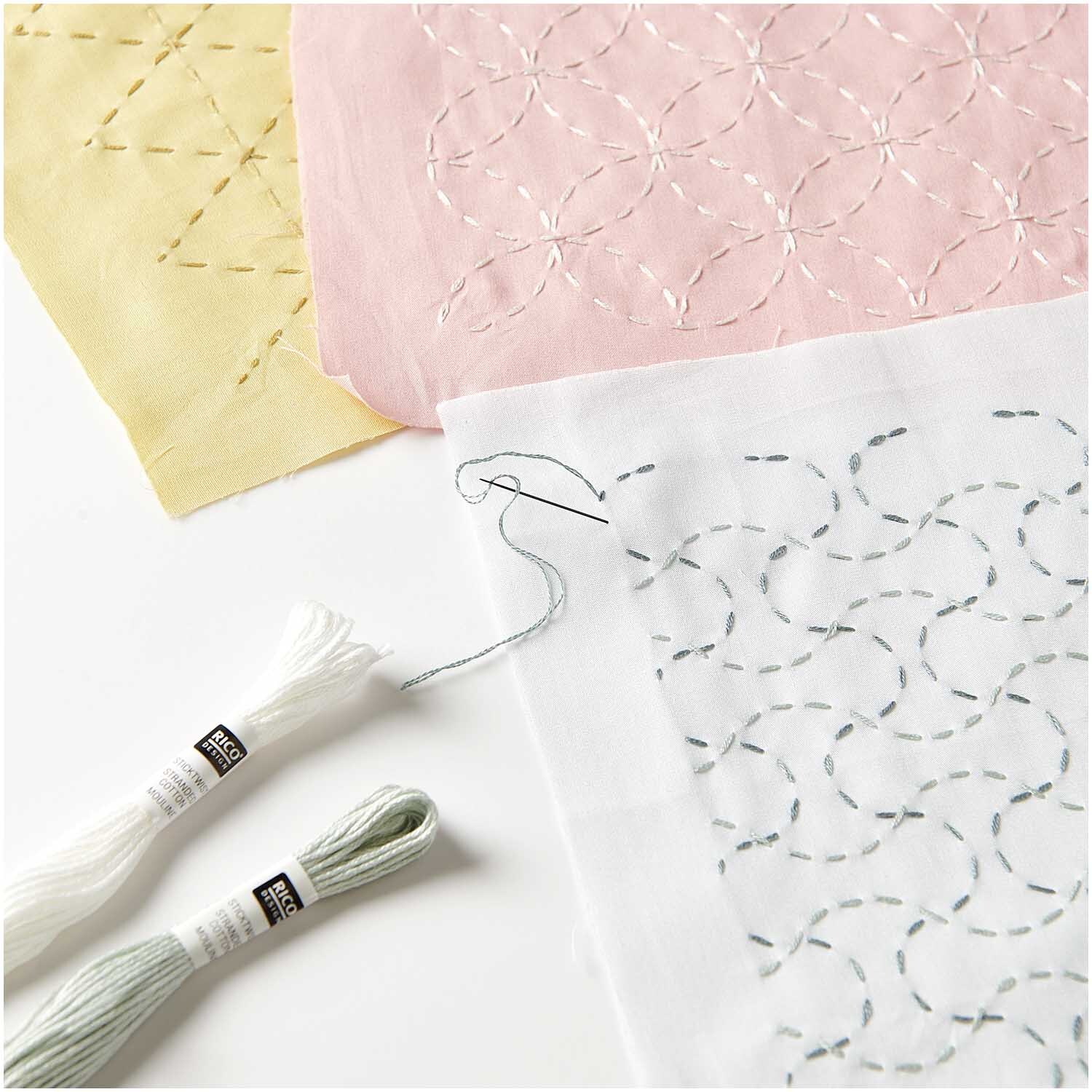 Stoffpaket zum Besticken Sorbet Bubblegum mit 10 Stoffen in Pastellfarben und Stickgarn.