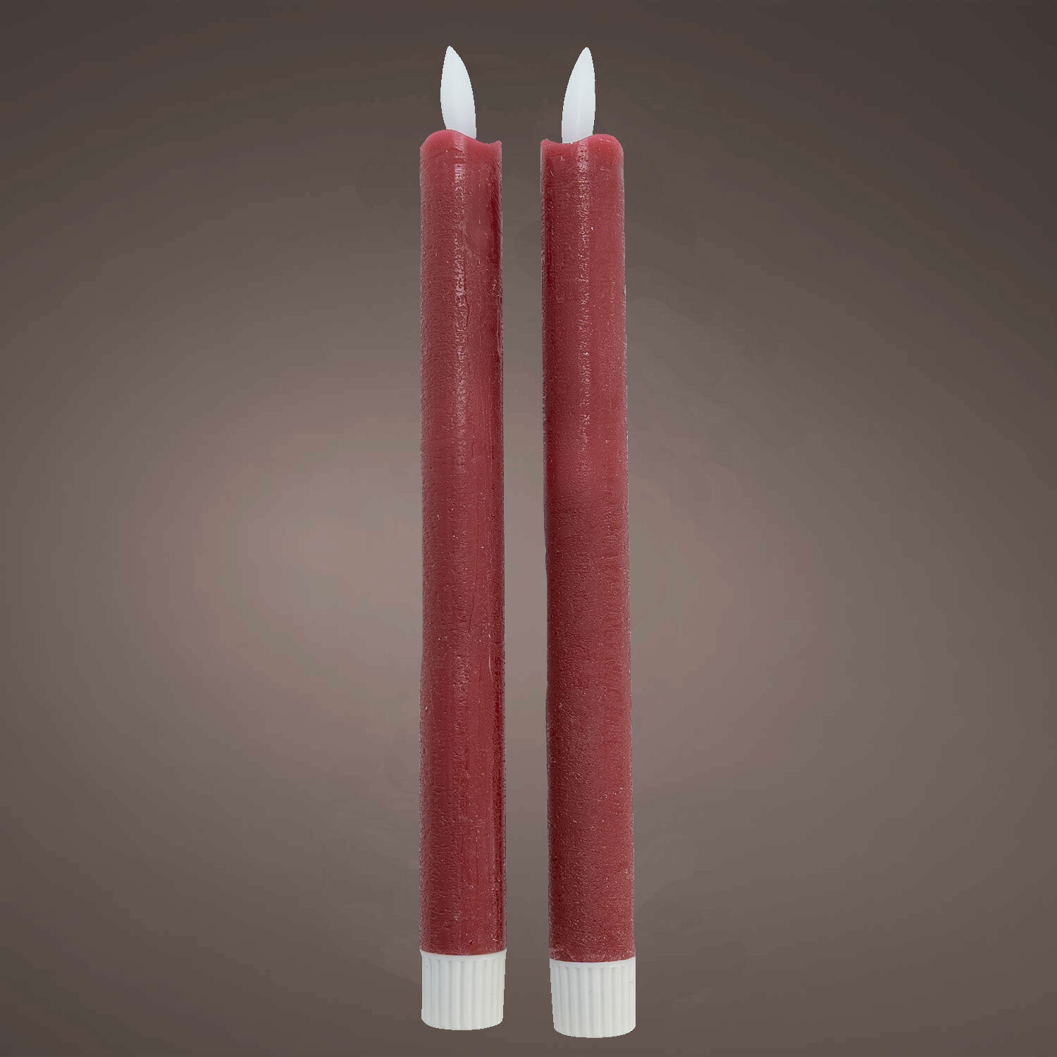 LED-Spitzkerze aus Wachs 24,5cm in Rot von Kaemingk, zeigt zwei elegante, rote Kerzen mit realistischem Flammeneffekt.