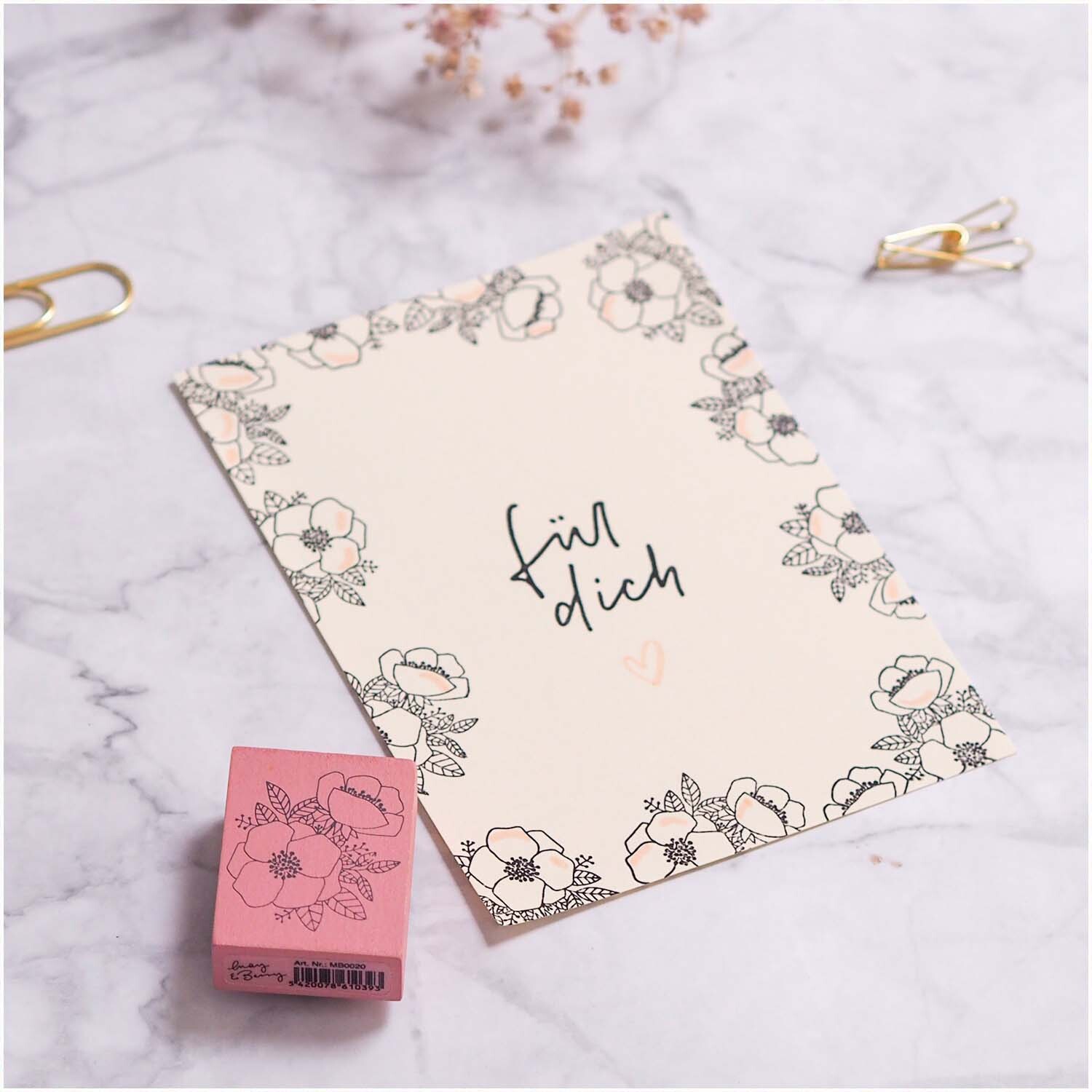 Stempel Blüten rosa 35x45mm von May&Berry neben einer Karte mit floralen Mustern auf Marmorhintergrund.