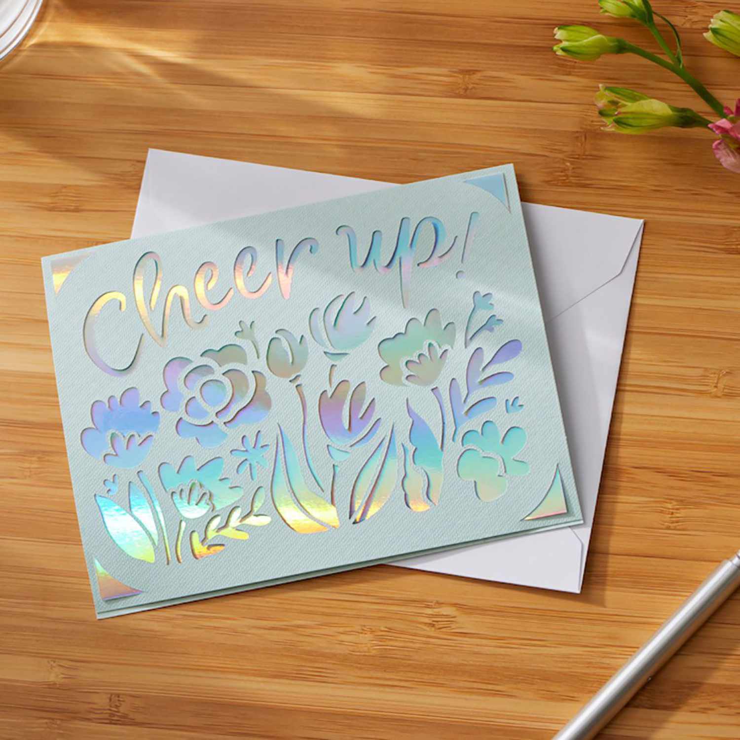 Joy Insert Card Kartenset mit floralen Motiven und "Cheer up!"-Schriftzug auf Holzuntergrund.