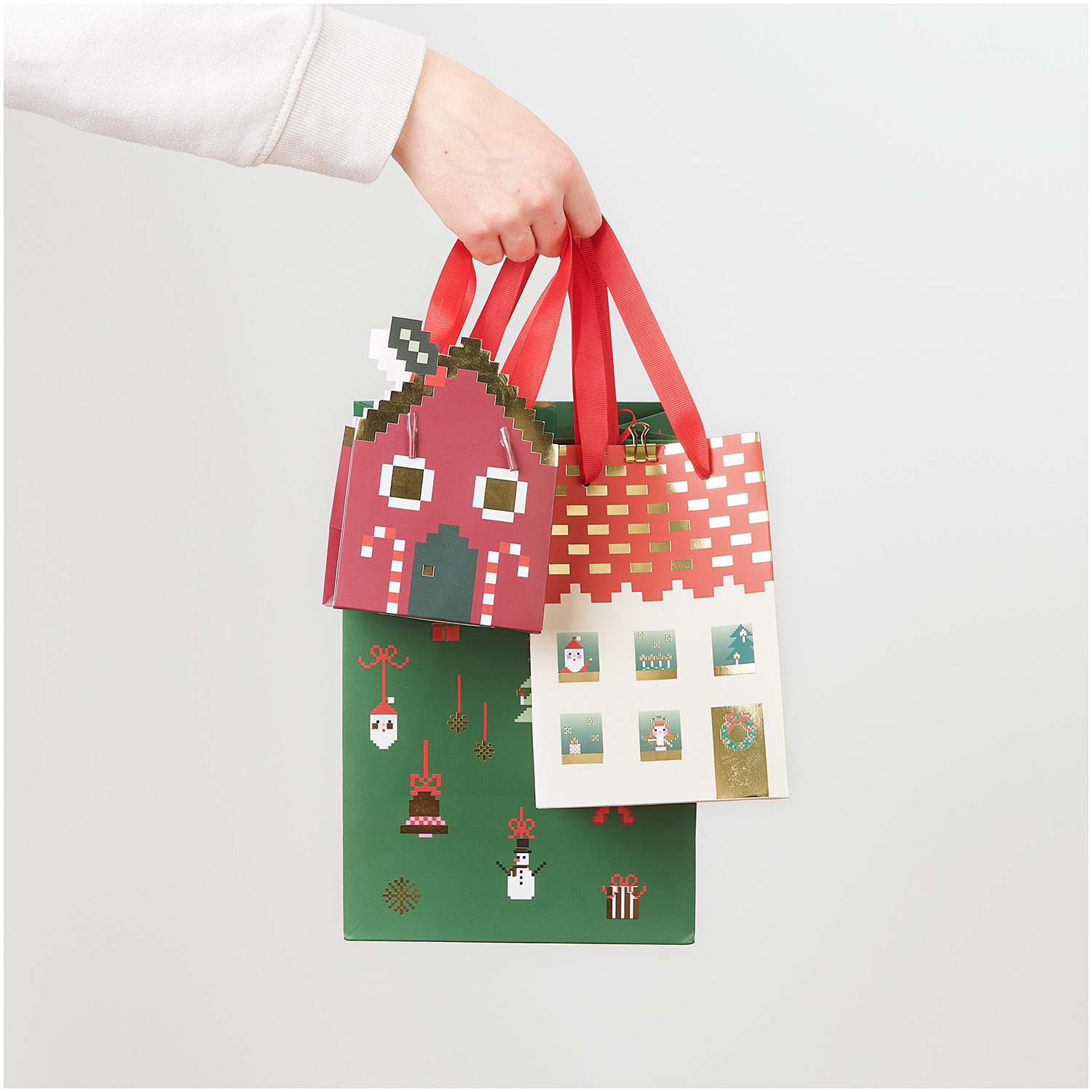 Geschenktüte Weihnachtshaus XS mit rotem Dach und grüner Geschenktüte Weihnachtsbaumschmuck M.