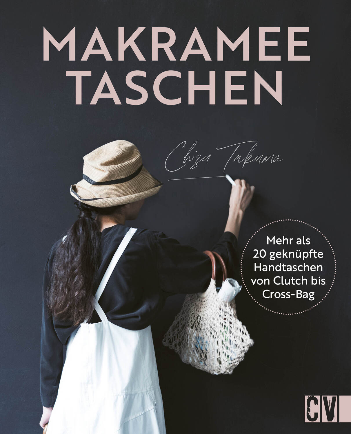 Makramee Taschen: Frau mit Strohhut und weißer Makramee-Tasche vor dunklem Hintergrund. Mehr als 20 Handtaschen von Clutch bis Cross-Bag.