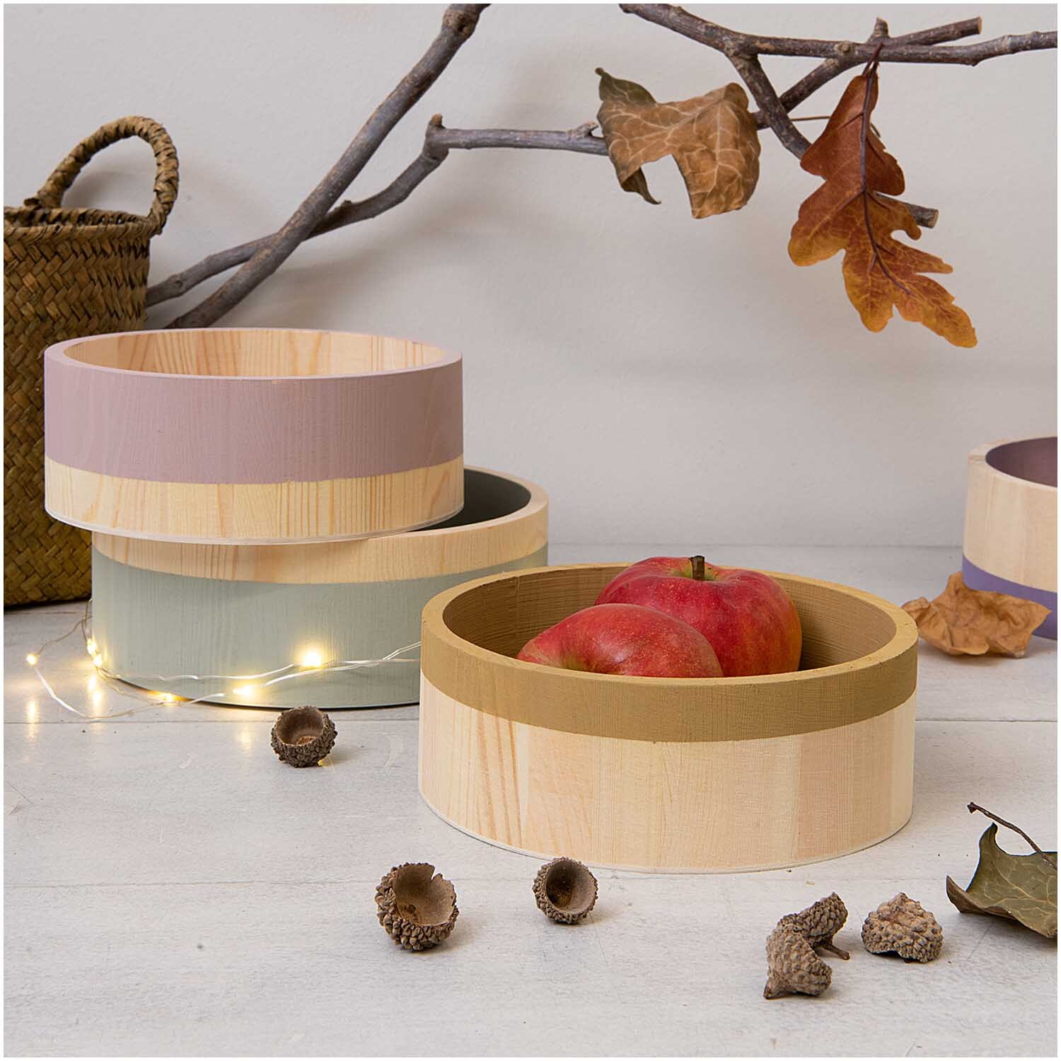 Holz-Dekotabletts rund, 2-teilig, von Rico Design, dekoriert mit Herbstlaub und Eicheln.