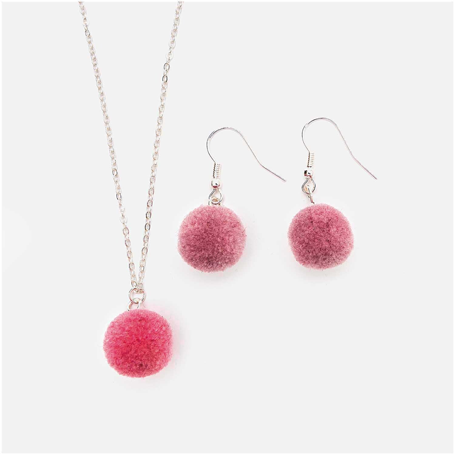 Mini-Pompons mit Öse 1,5cm 4 Stück von Rico Design in Mauve, als Schmuckset mit Kette und Ohrringen.