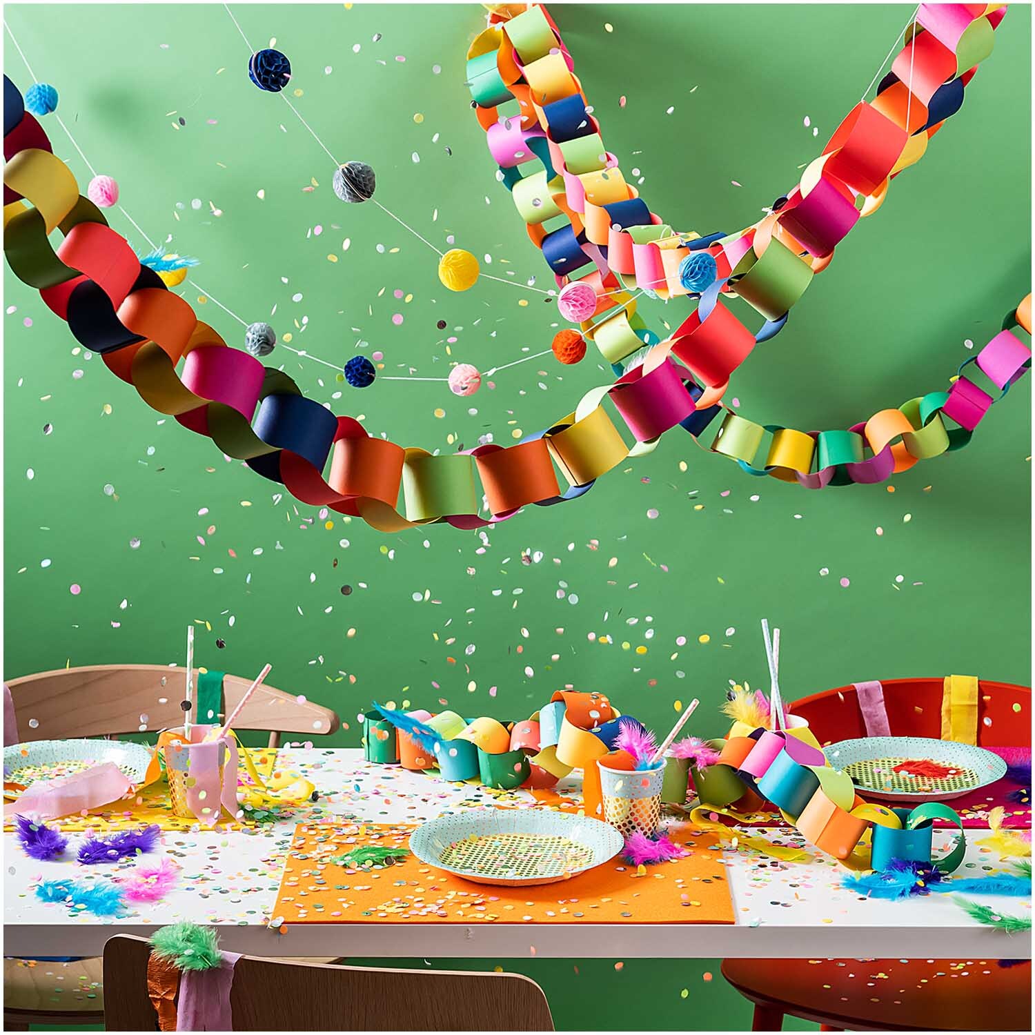 Paper Poetry Bastelpapierblock: Bunte Papierketten und Dekorationen auf einem Tisch vor grünem Hintergrund. Ideal für kreative Bastelprojekte.