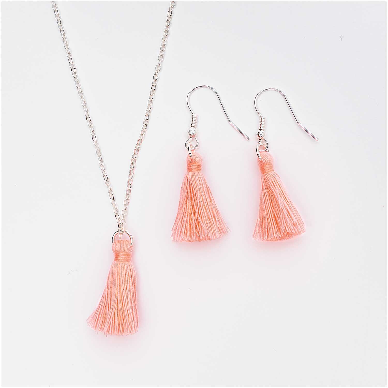 Quasten mit Öse 2,2cm 2 Stück von Rico Design in Neon-Pastell, bestehend aus einer Halskette und passenden Ohrringen mit Quastenanhängern.