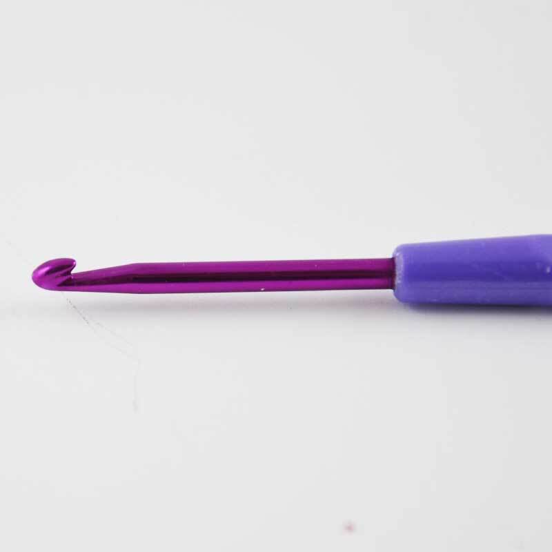 Häkelnadel 15cm von Rico Design mit lila Griff und pinker Spitze, ideal für Handarbeiten.
