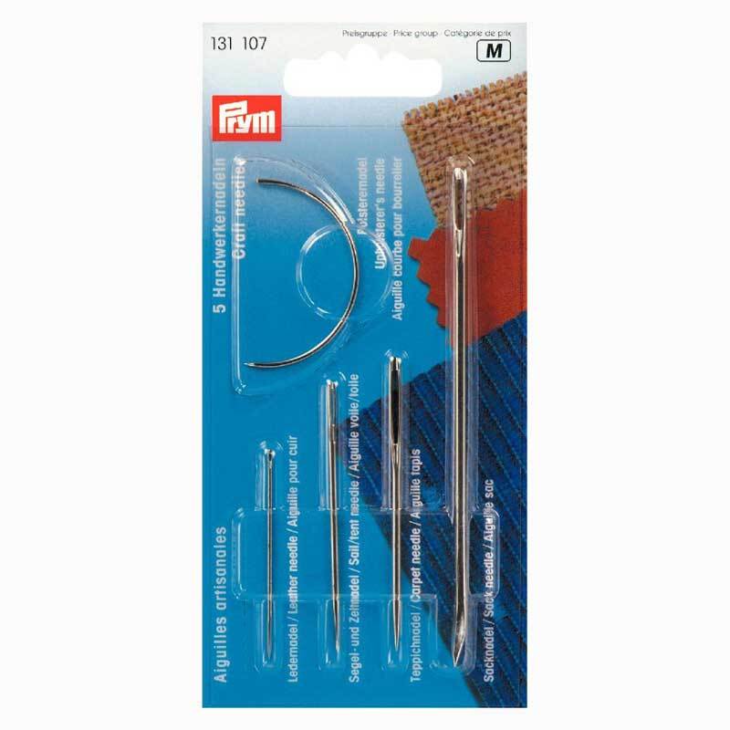 Handwerkerernadeln silber, 5-teiliges Set von Prym, präsentiert auf blauem Hintergrund mit Stoffmustern.