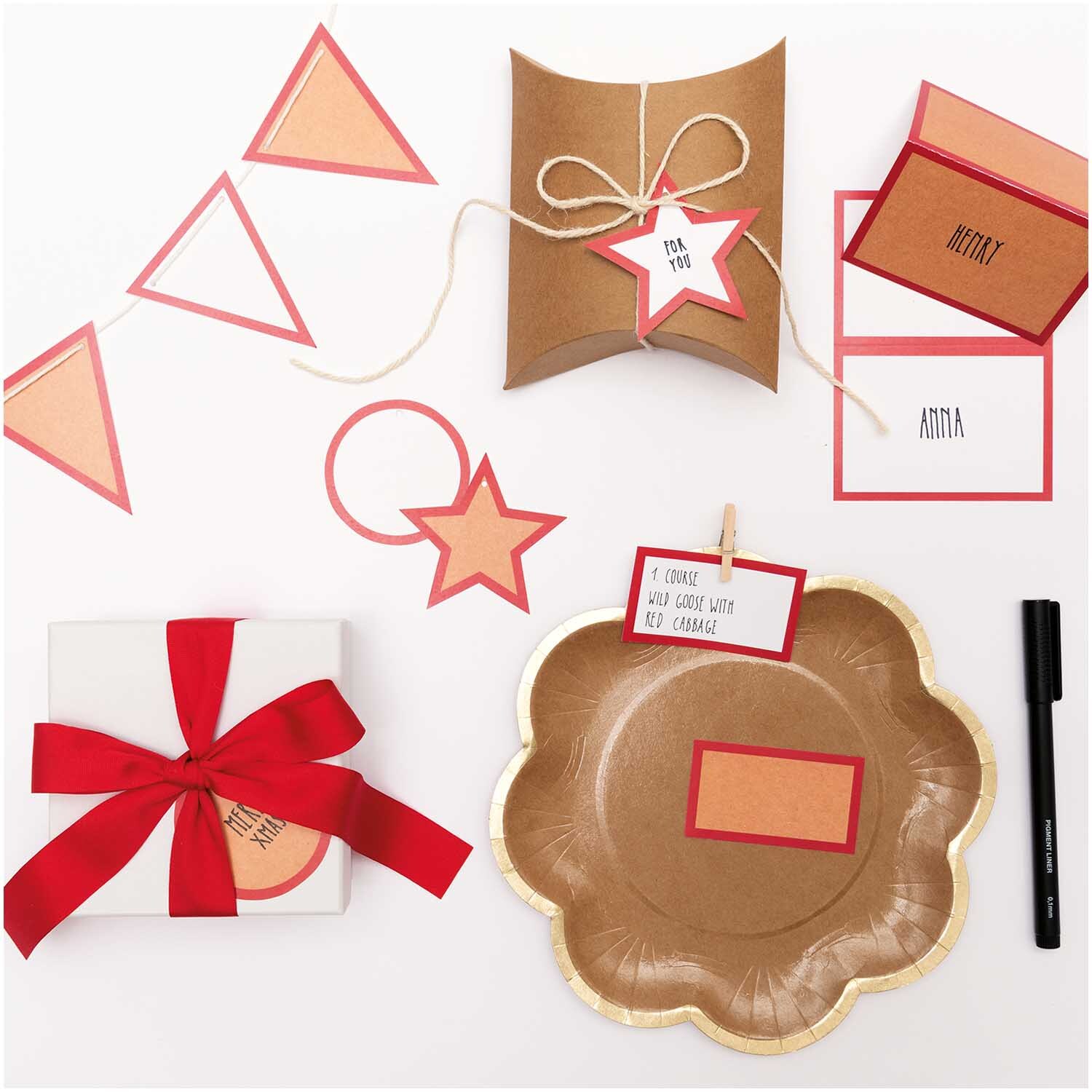Paper Poetry Papierkärtchen mit Hot Foil, dekorative Karten in Weiß-Rot von Rico Design, arrangiert mit Geschenkverpackungen und Bastelmaterialien.