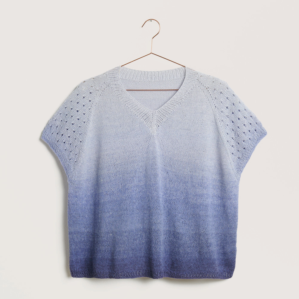 Shirt mit Farbverlauf auf grauem Hintergrund – zum Strickset