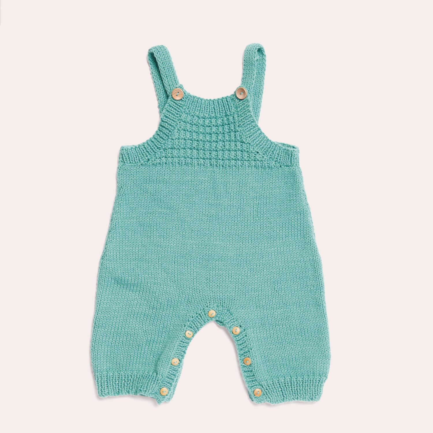 Strickset Latzhose Modell 19 aus Baby Nr. 38 in sanftem Türkis mit Knöpfen und Trägern. Ideal für Babys, bequem und stilvoll.