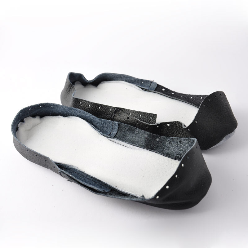 Hüttenschuhsohle aus schwarzem Material von Wolle Rödel, ideal für warme und bequeme Hausschuhe.